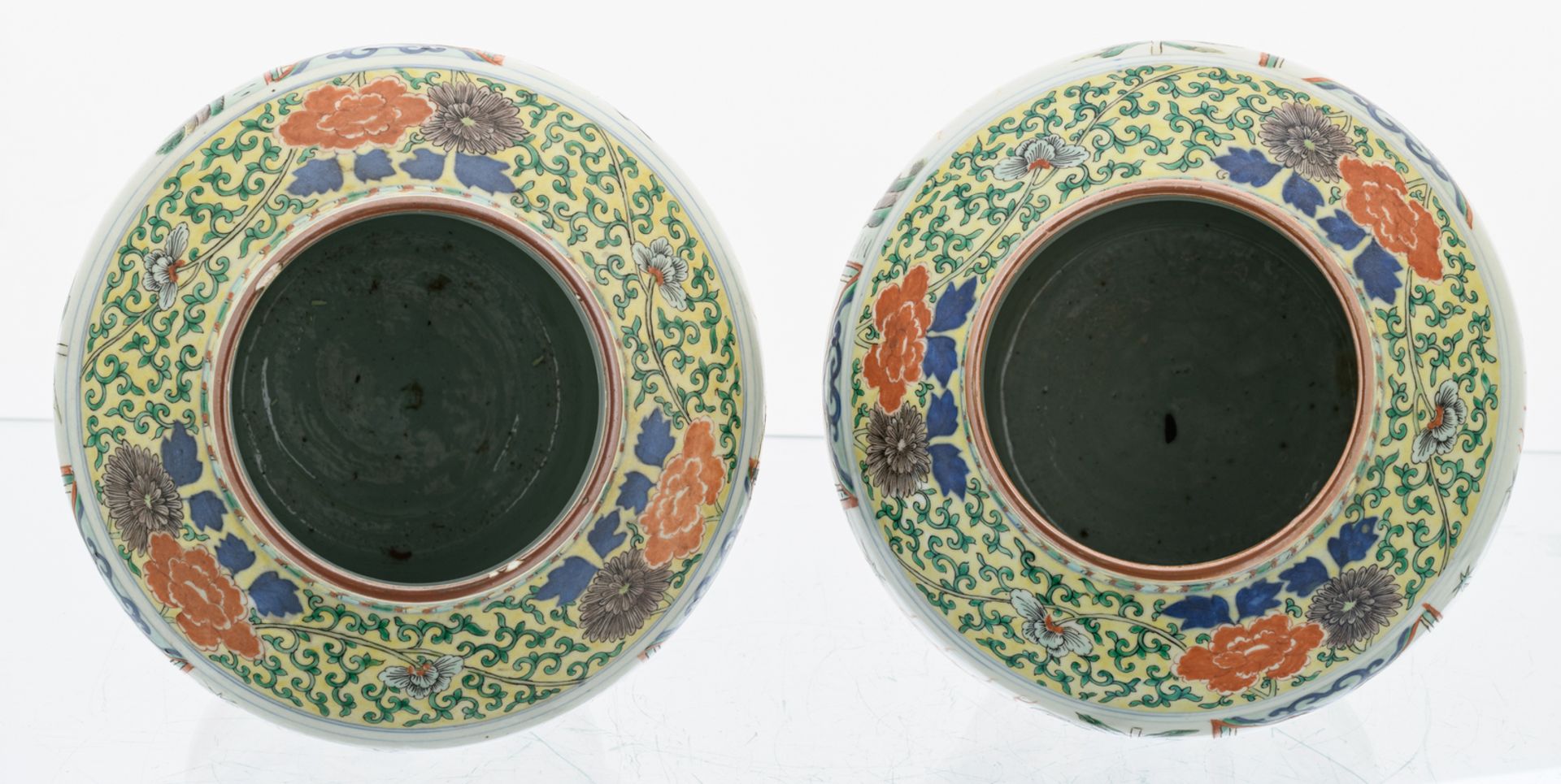 A pair of Chinese wucai overall floral decorated vases and covers with Fu lions, 17th/18thC, H 37, - Image 5 of 8