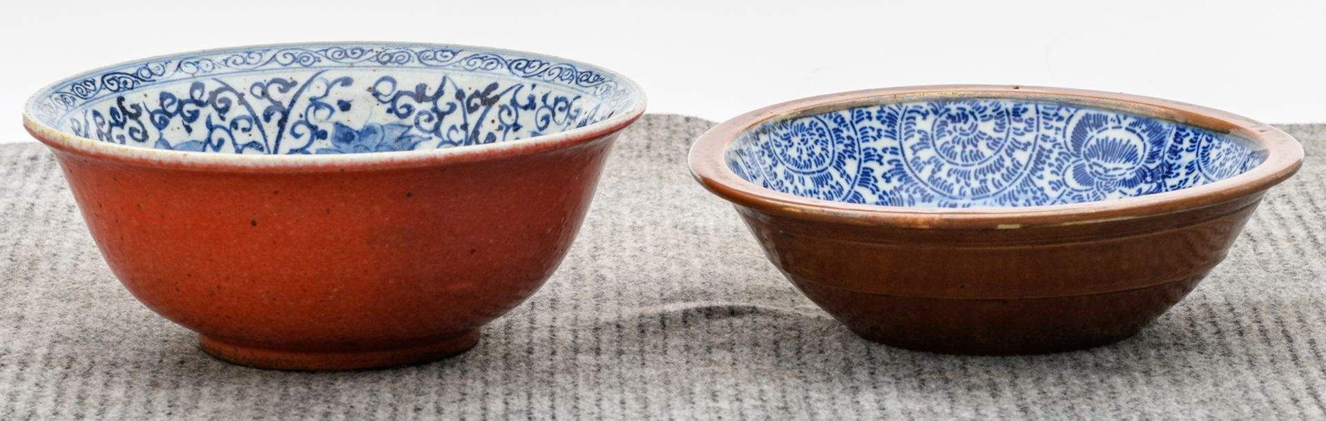 Two Chinese blue and white floral decorated bowls, the outside brown / red glazed, H 8 - 11,5 - ø - Image 3 of 7