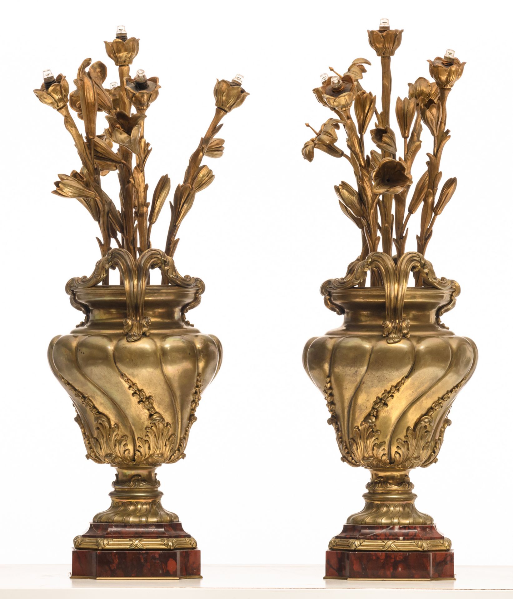 Two Belle Époque table lamps in the shape of a vase with a bouquet, bronze on a marble base, H 70 - Bild 2 aus 6