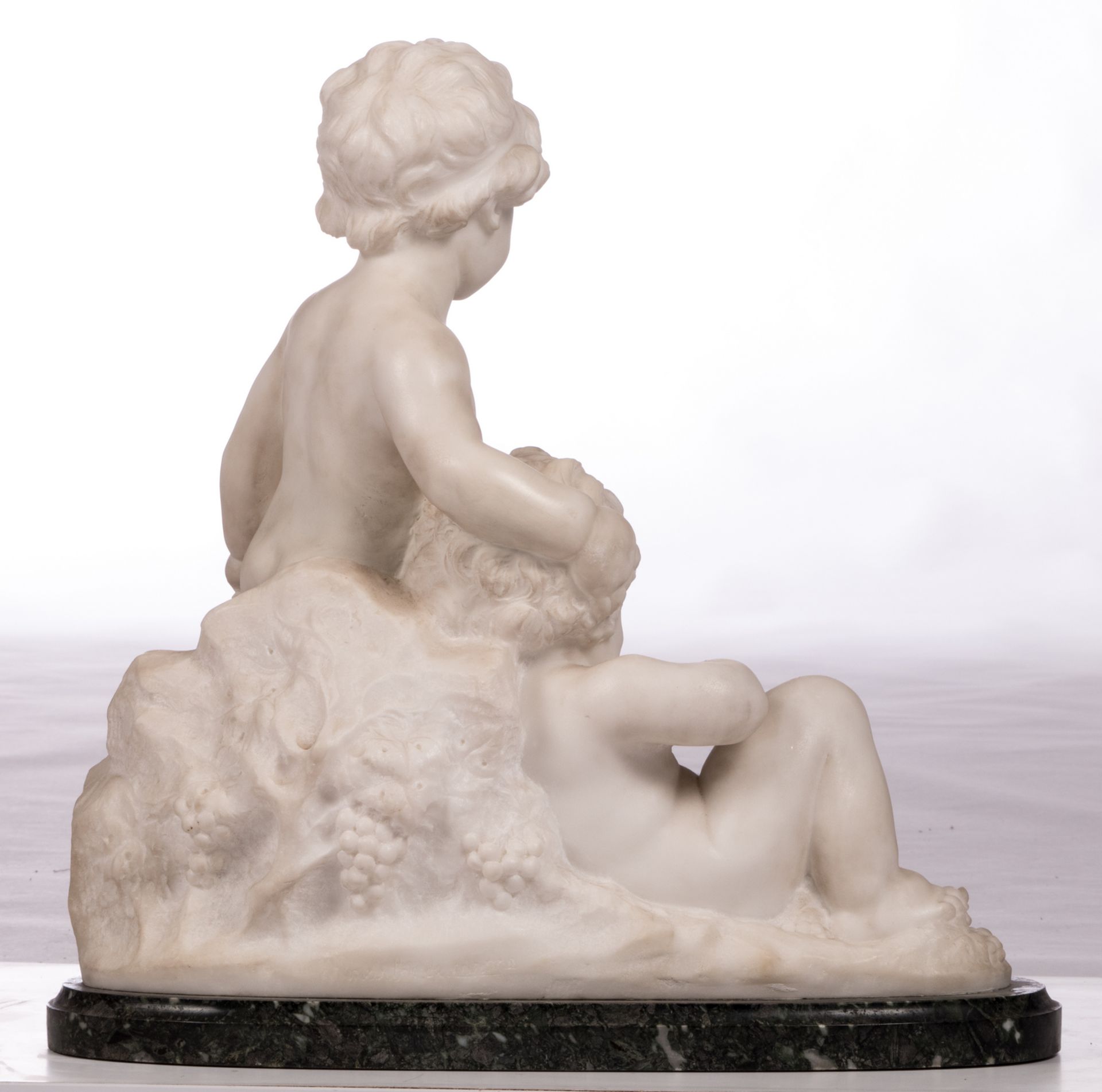 Unsigned, two young bacchants, white Carrara marble on a vert de mer marble base, H 54 - W 53 cm - Bild 3 aus 5