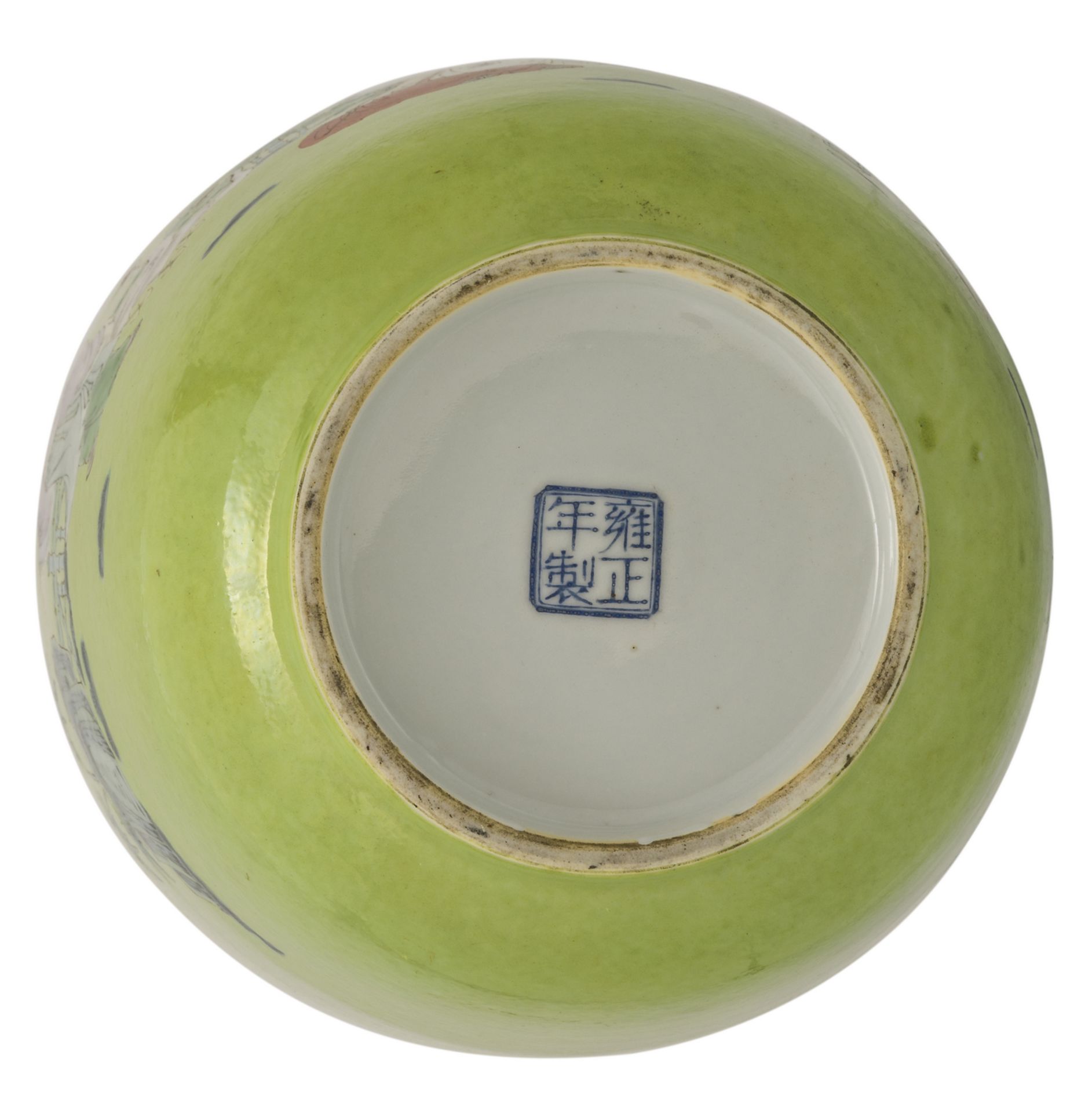 A Chinese lime-green ground decorated vase with savants in a garden, with a Yongzheng mark, H 29 cm - Bild 7 aus 7