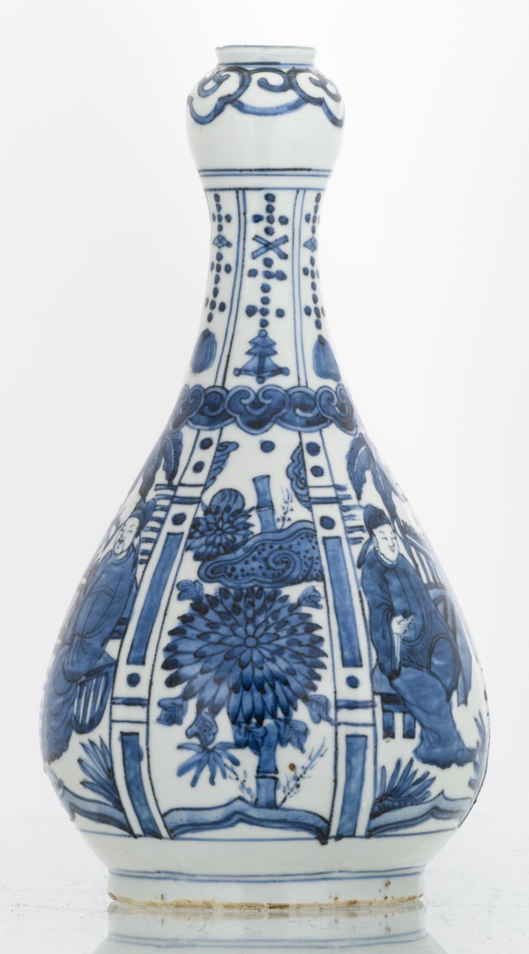 A Chinese blue and white garlic mouth vase, decorated with figures and flower branches, H 28,5 cm - Image 3 of 6