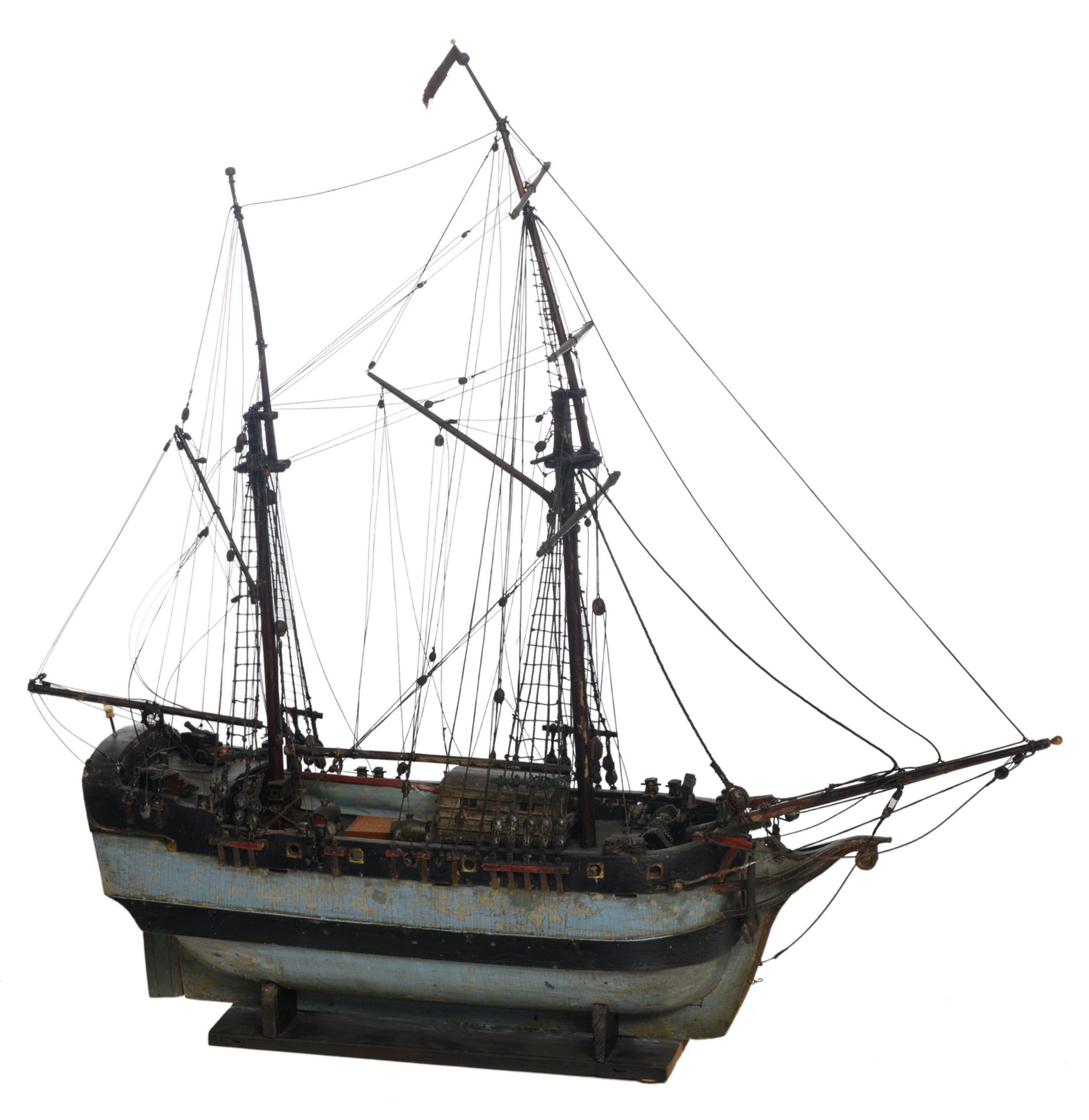 A brig ship model, H 75,5 - W 75,5 - D 23,5 cm