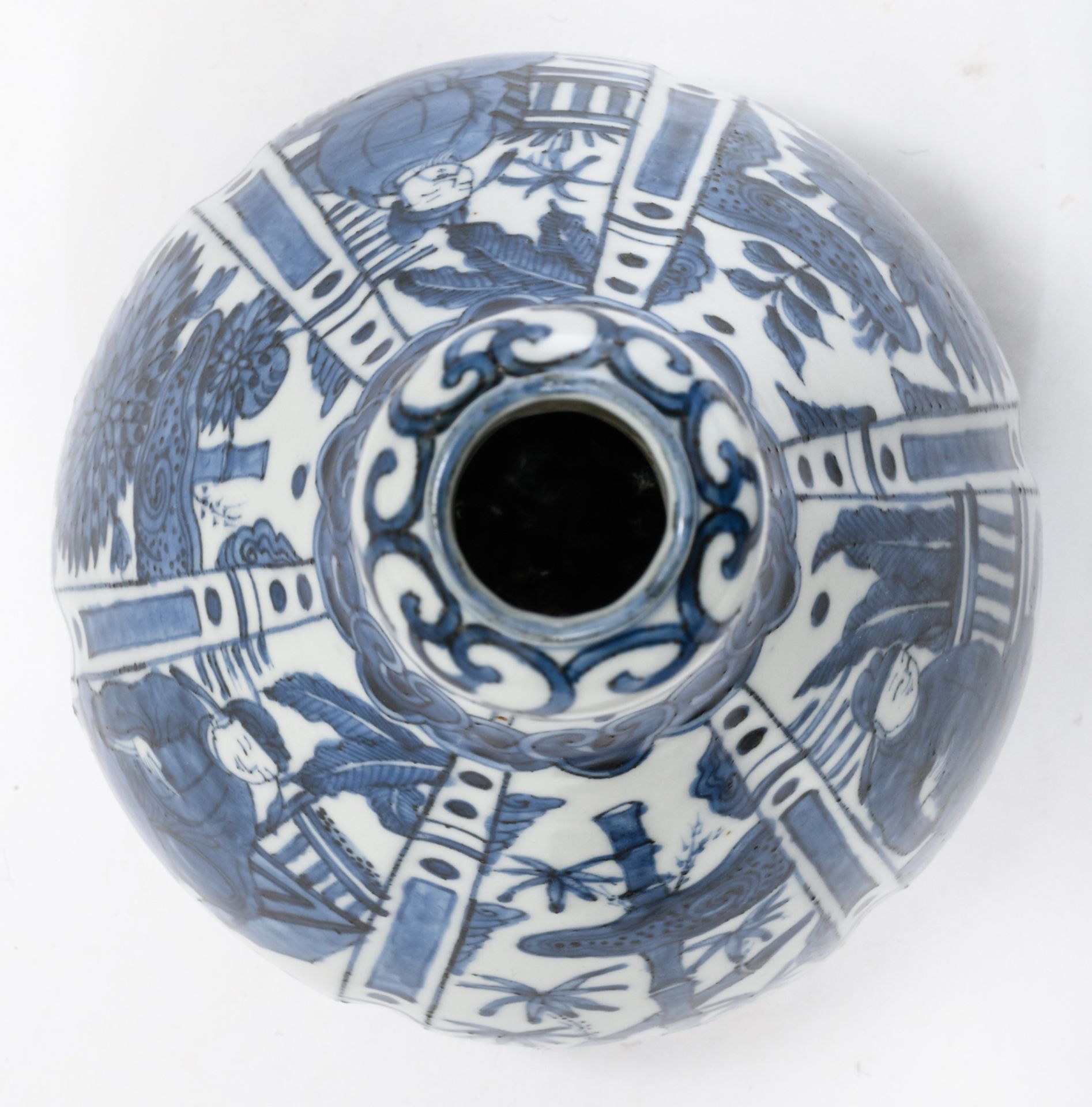 A Chinese blue and white garlic mouth vase, decorated with figures and flower branches, H 28,5 cm - Image 5 of 6