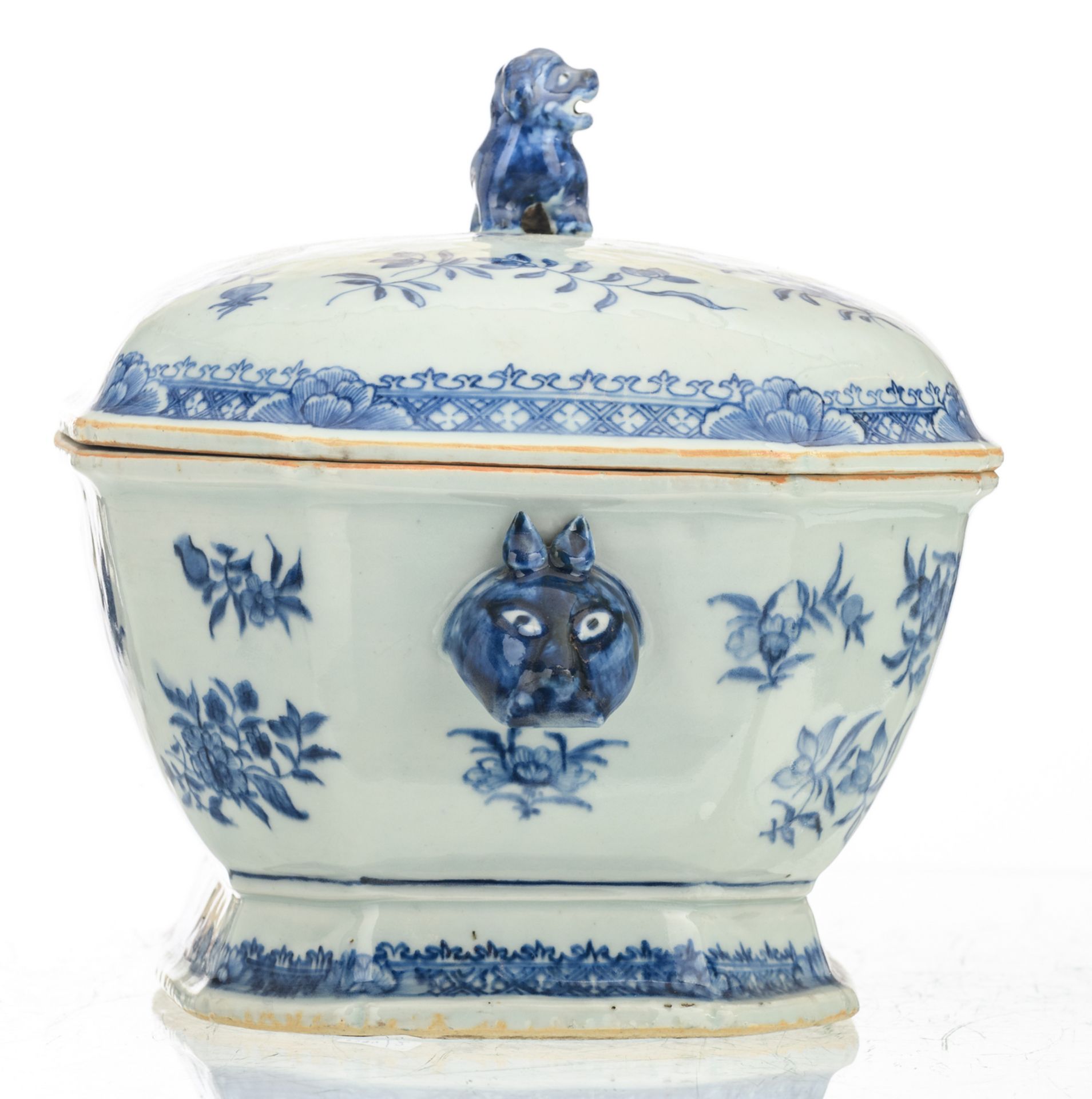 A Chinese blue and white floral decorated export porcelain octagonal tureen on a matching oval - Image 5 of 10