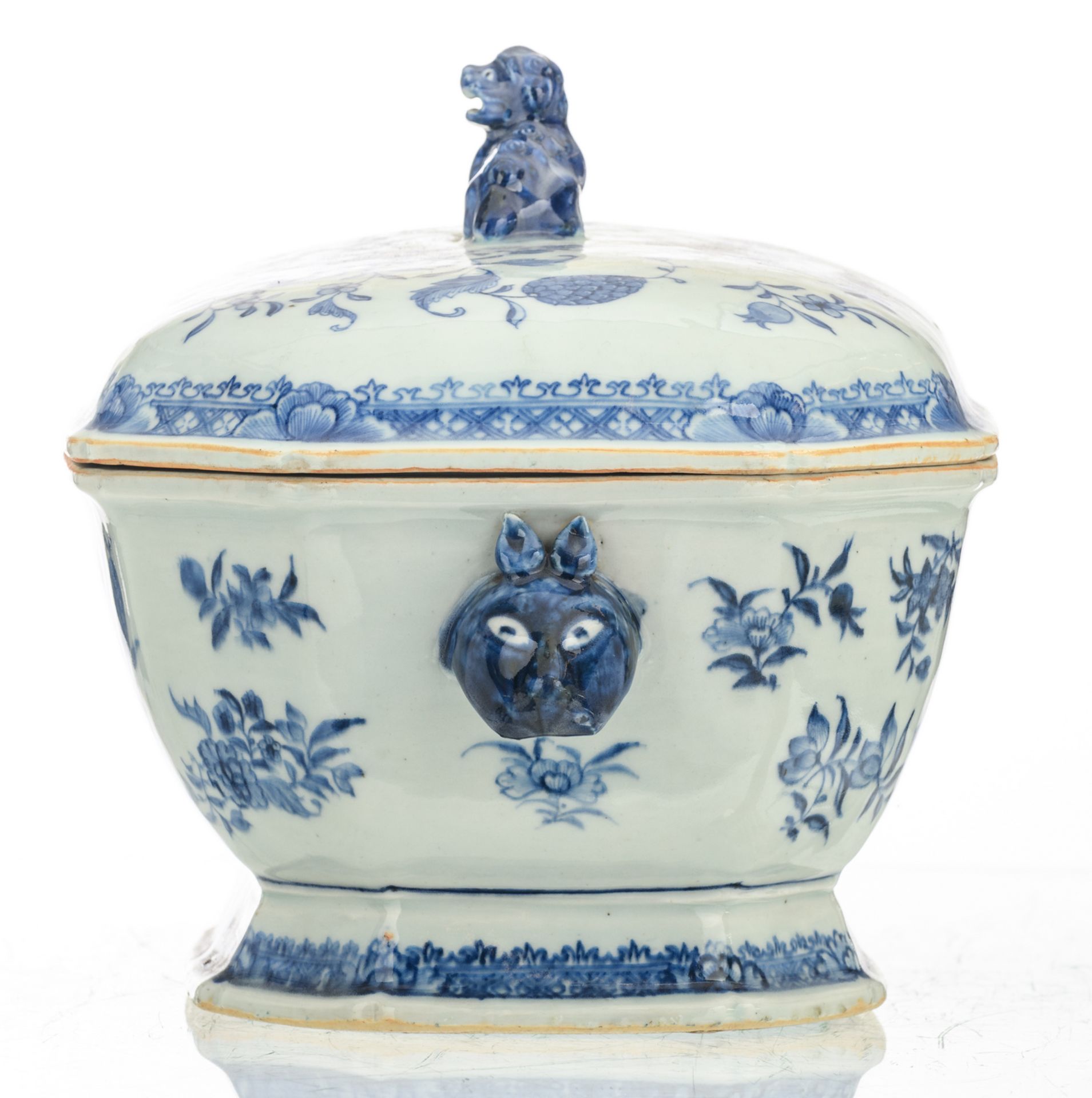 A Chinese blue and white floral decorated export porcelain octagonal tureen on a matching oval - Image 3 of 10