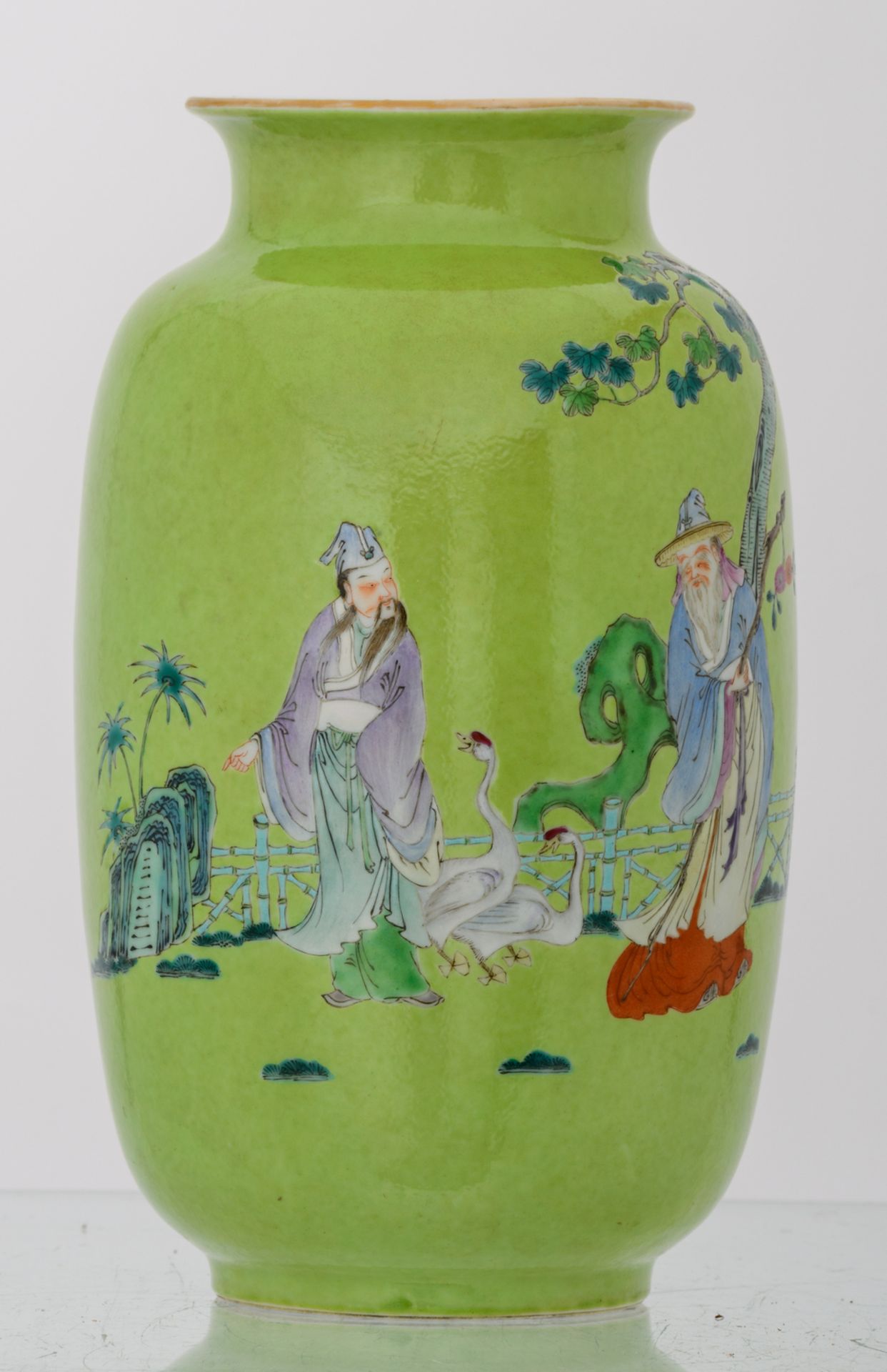 A Chinese lime-green ground decorated vase with savants in a garden, with a Yongzheng mark, H 29 cm - Bild 2 aus 7