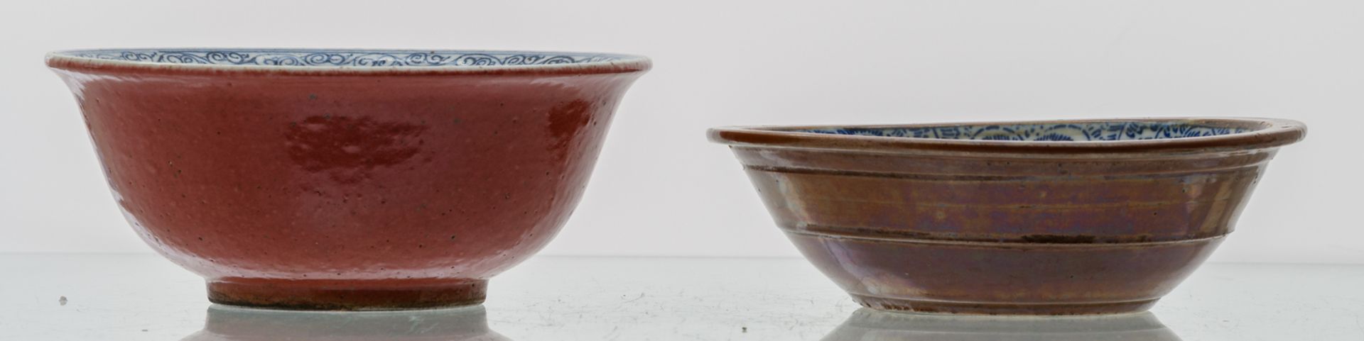 Two Chinese blue and white floral decorated bowls, the outside brown / red glazed, H 8 - 11,5 - ø - Image 5 of 7