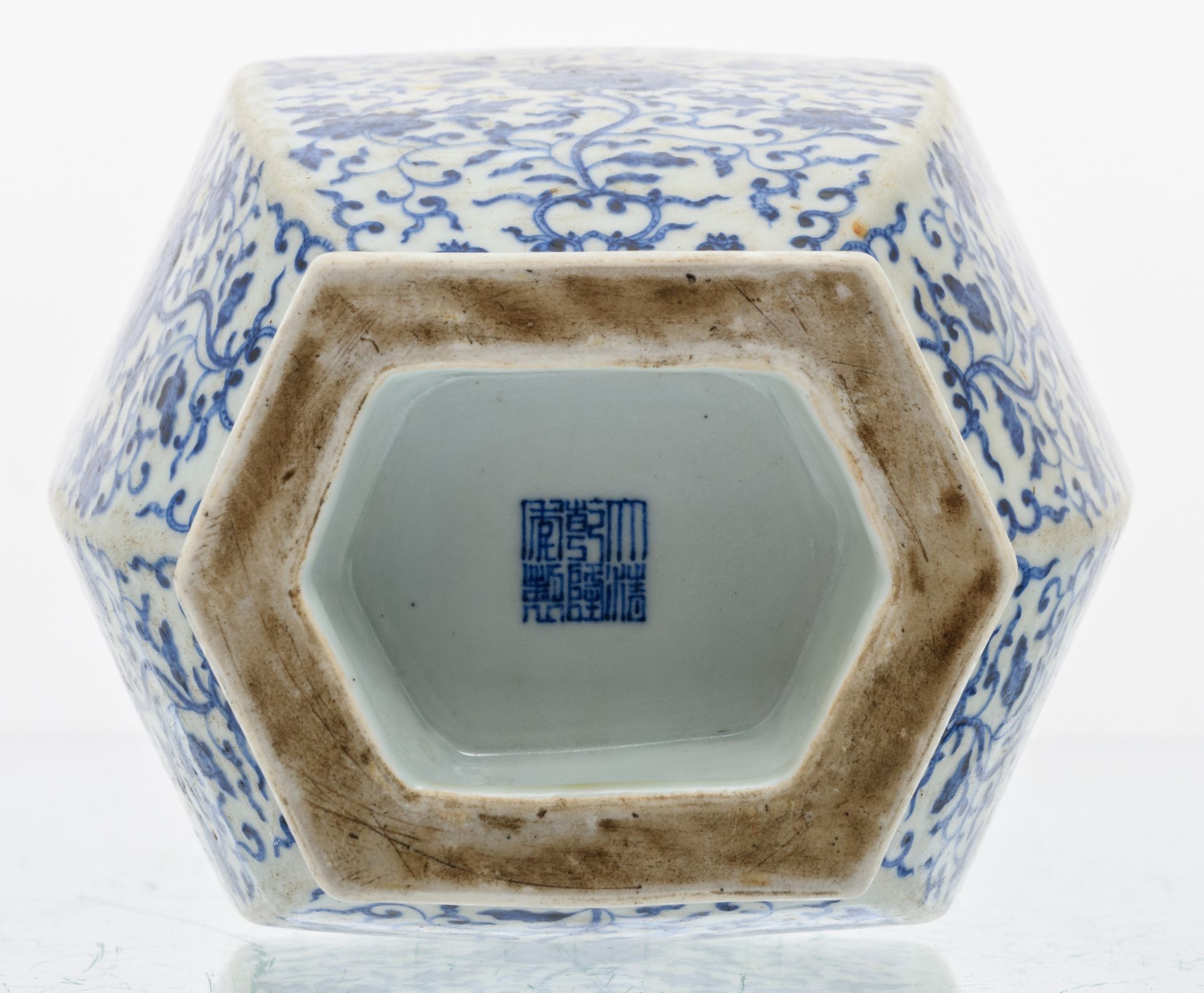 A fine Chinese blue and white floral decorated Hu vase with lotus flowers, Qianlong marked, 18/ - Image 6 of 6