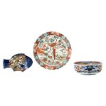 A Japanese plate, a bowl and a fish shaped dish, Imari, Edo and period, H 4,5 - 9,5 - D 25 - 36,5