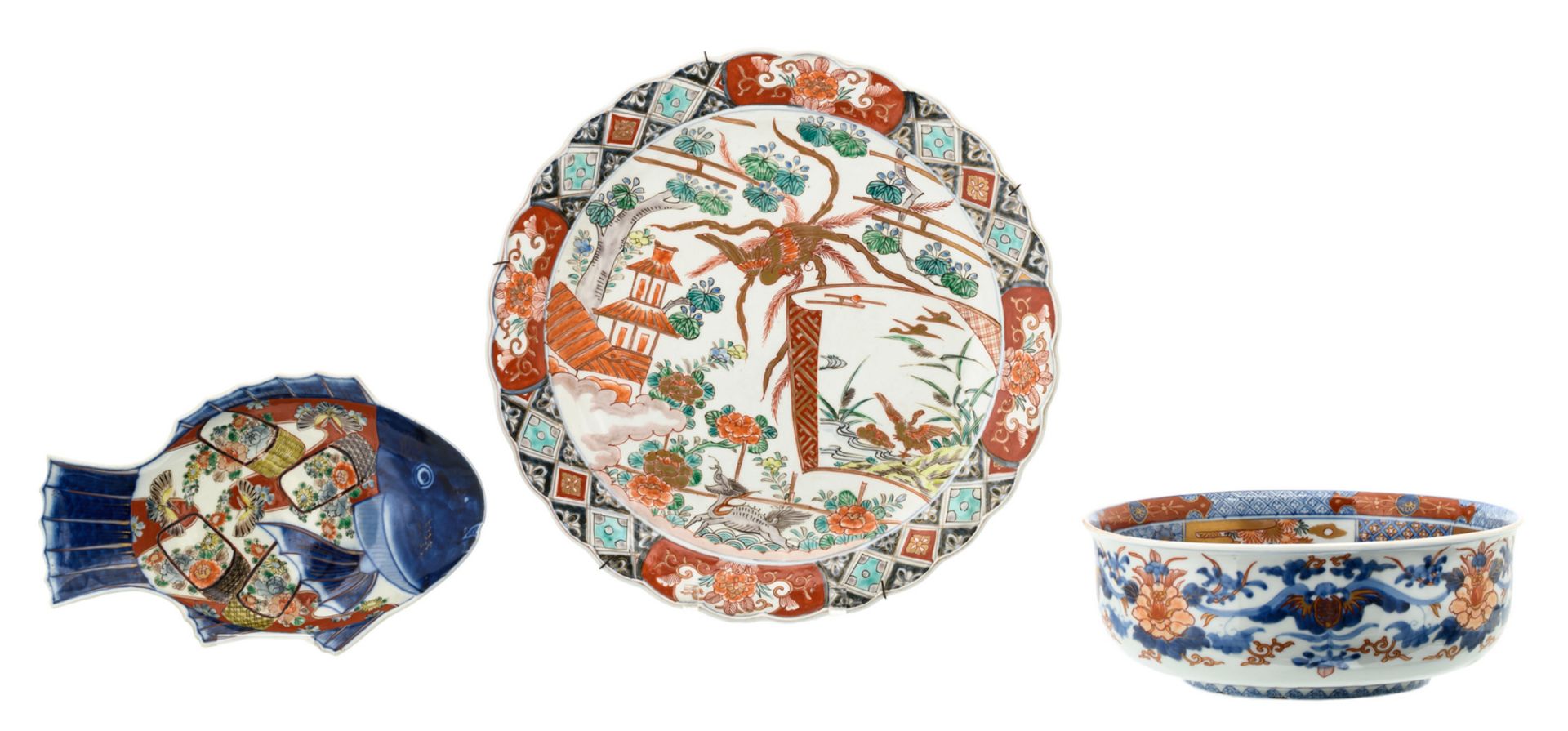 A Japanese plate, a bowl and a fish shaped dish, Imari, Edo and period, H 4,5 - 9,5 - D 25 - 36,5