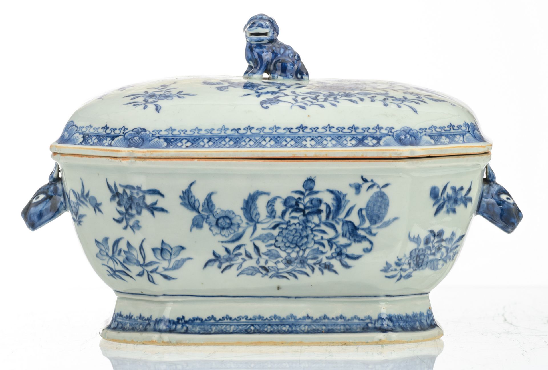 A Chinese blue and white floral decorated export porcelain octagonal tureen on a matching oval - Image 2 of 10