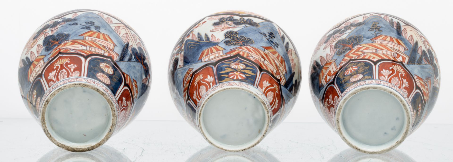 A Japanese Imari five-piece garniture, late Edo period, 19thC, H 27 - 42 cm - Image 7 of 10