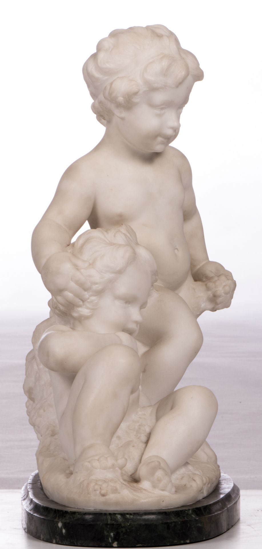 Unsigned, two young bacchants, white Carrara marble on a vert de mer marble base, H 54 - W 53 cm - Bild 4 aus 5