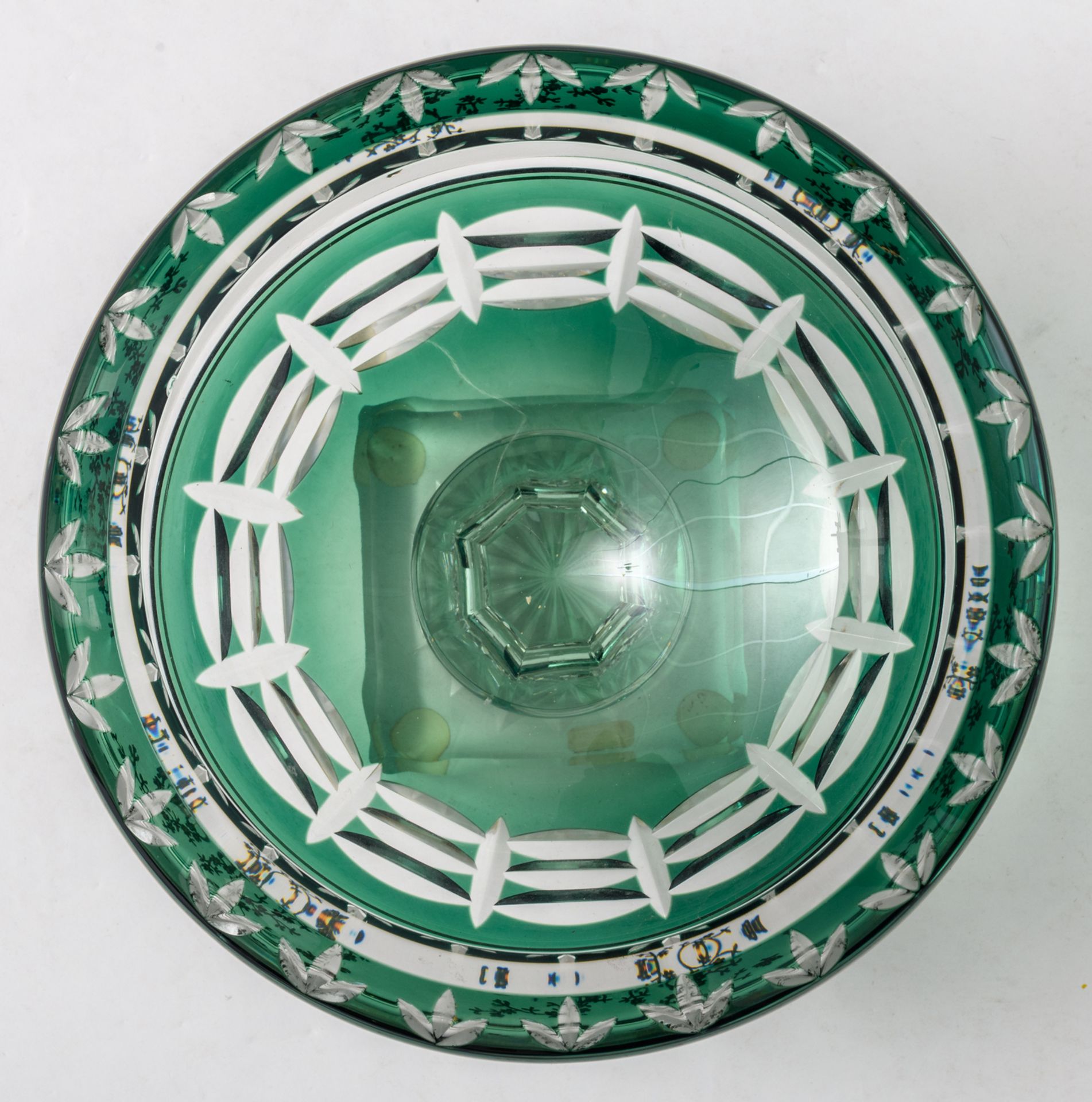 A decorative green overlay Val-Saint-Lambert crystal cut bowl on foot, acid-bitten frieze and relief - Image 6 of 8