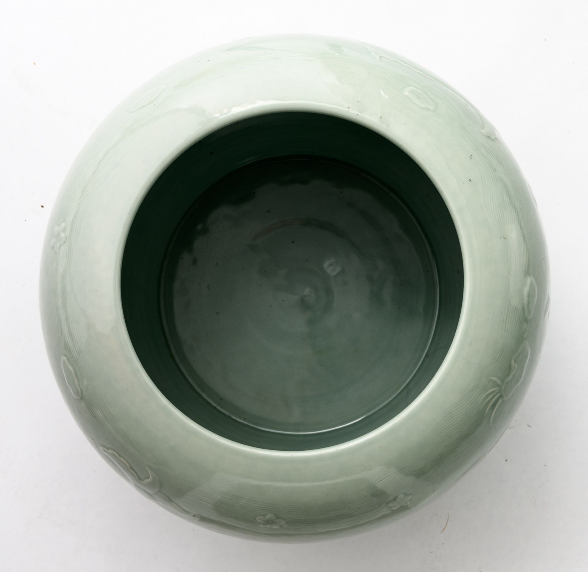 A Chinese celadon bowl, overall relief decorated with fish, H 25,5 cm - Image 5 of 6