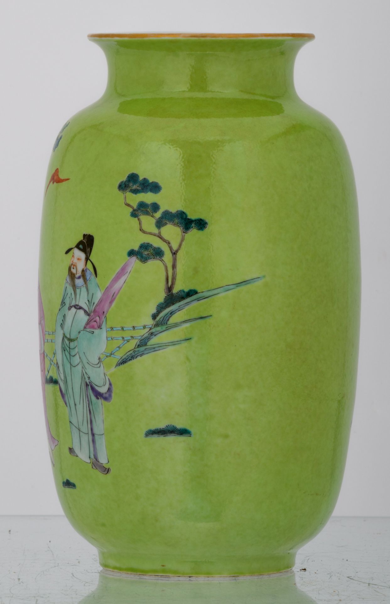 A Chinese lime-green ground decorated vase with savants in a garden, with a Yongzheng mark, H 29 cm - Bild 4 aus 7