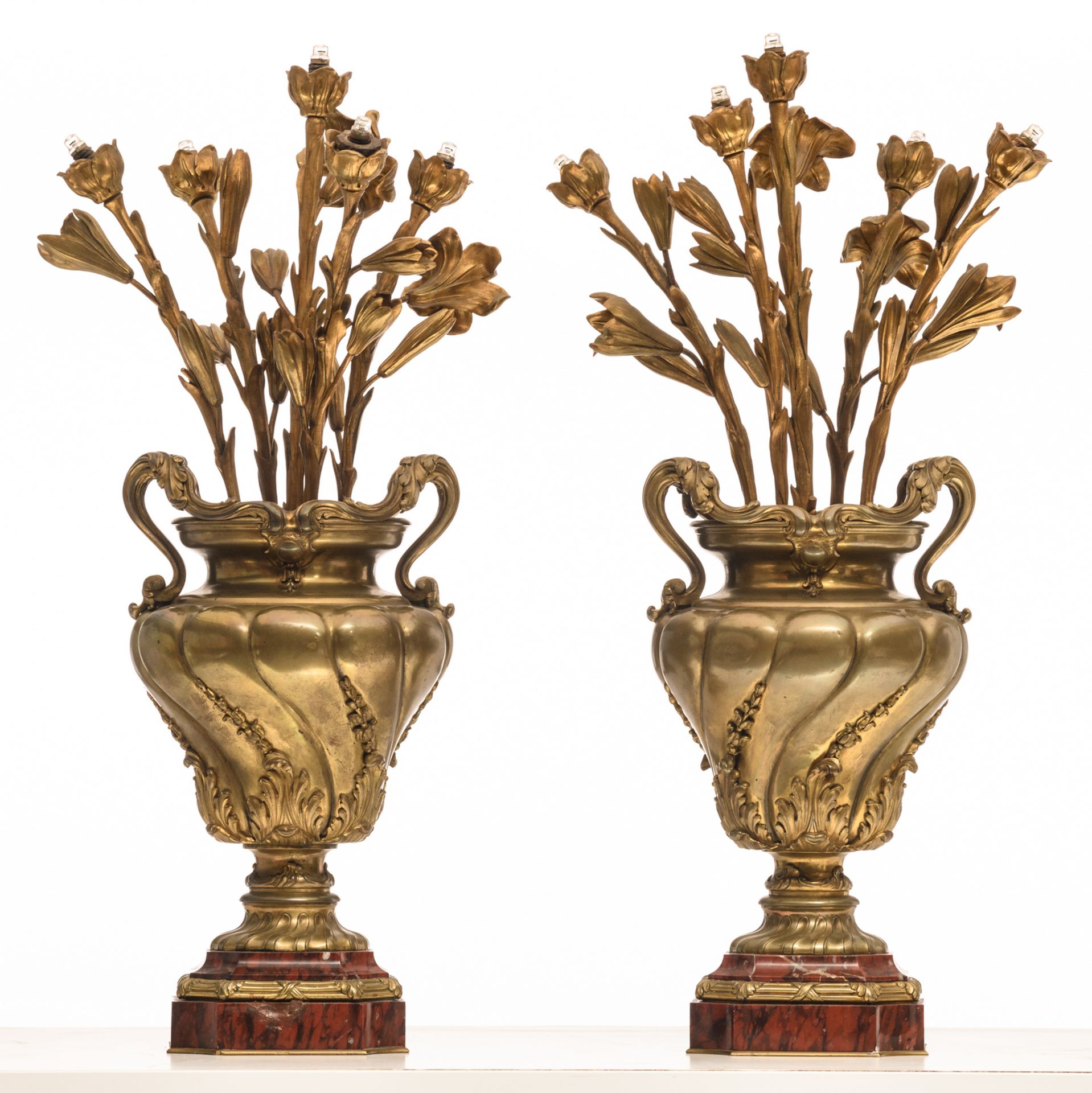 Two Belle Époque table lamps in the shape of a vase with a bouquet, bronze on a marble base, H 70 - Bild 3 aus 6
