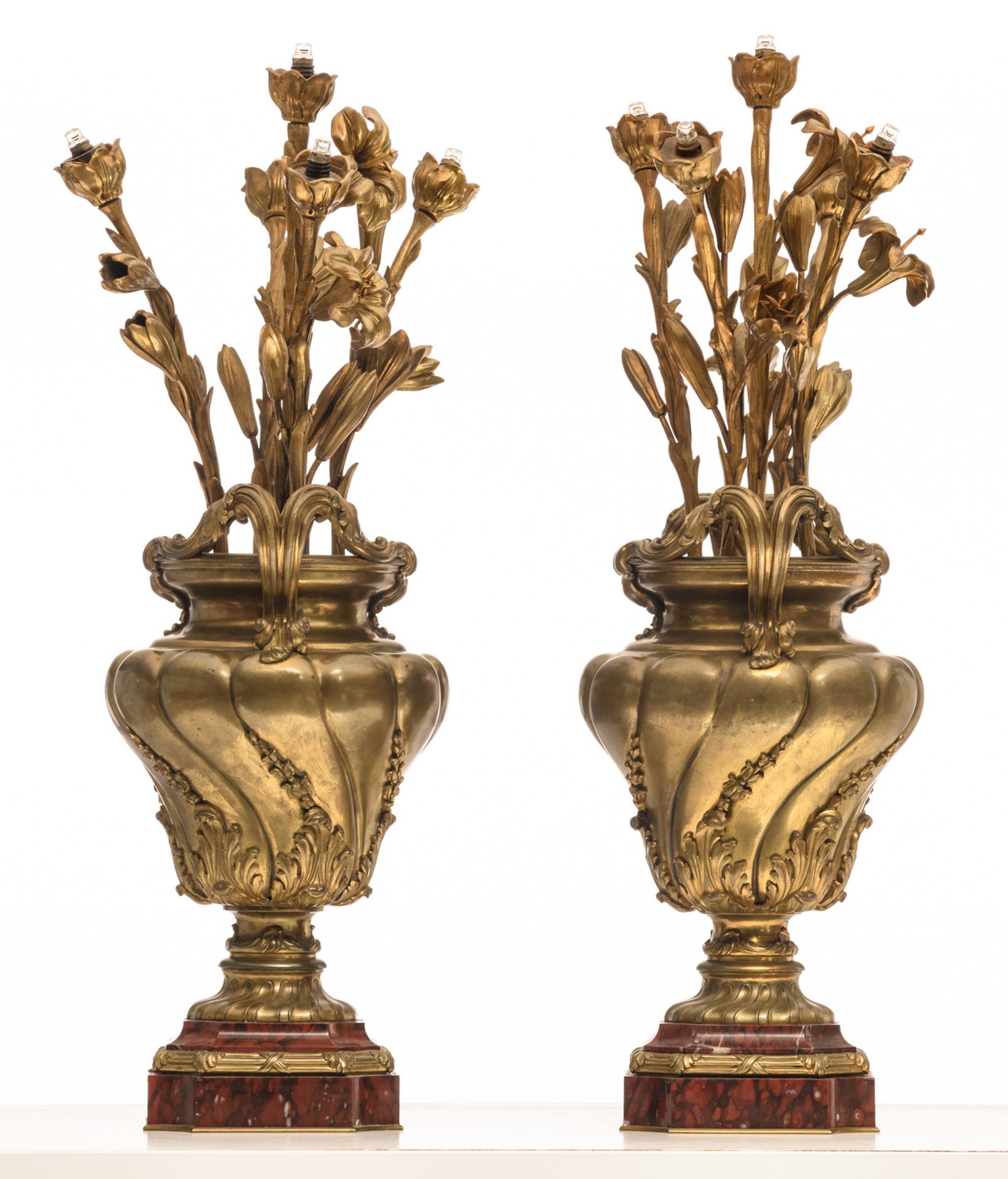 Two Belle Époque table lamps in the shape of a vase with a bouquet, bronze on a marble base, H 70 - Bild 4 aus 6