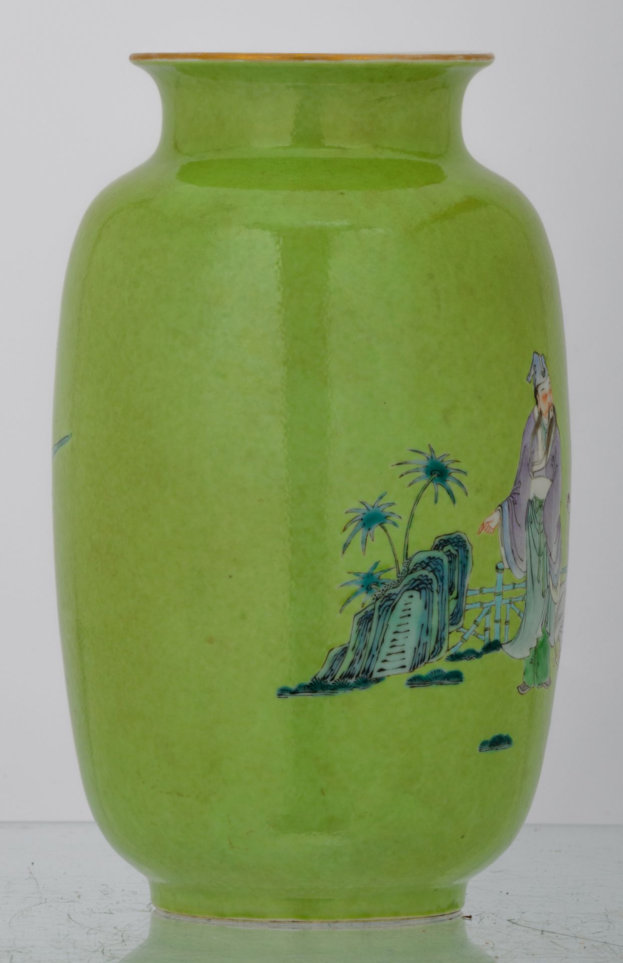 A Chinese lime-green ground decorated vase with savants in a garden, with a Yongzheng mark, H 29 cm - Bild 5 aus 7