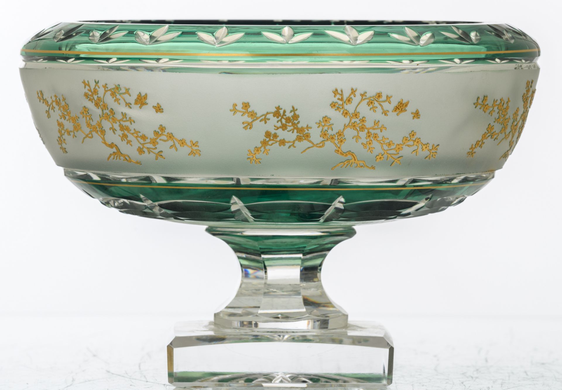 A decorative green overlay Val-Saint-Lambert crystal cut bowl on foot, acid-bitten frieze and relief - Image 2 of 8