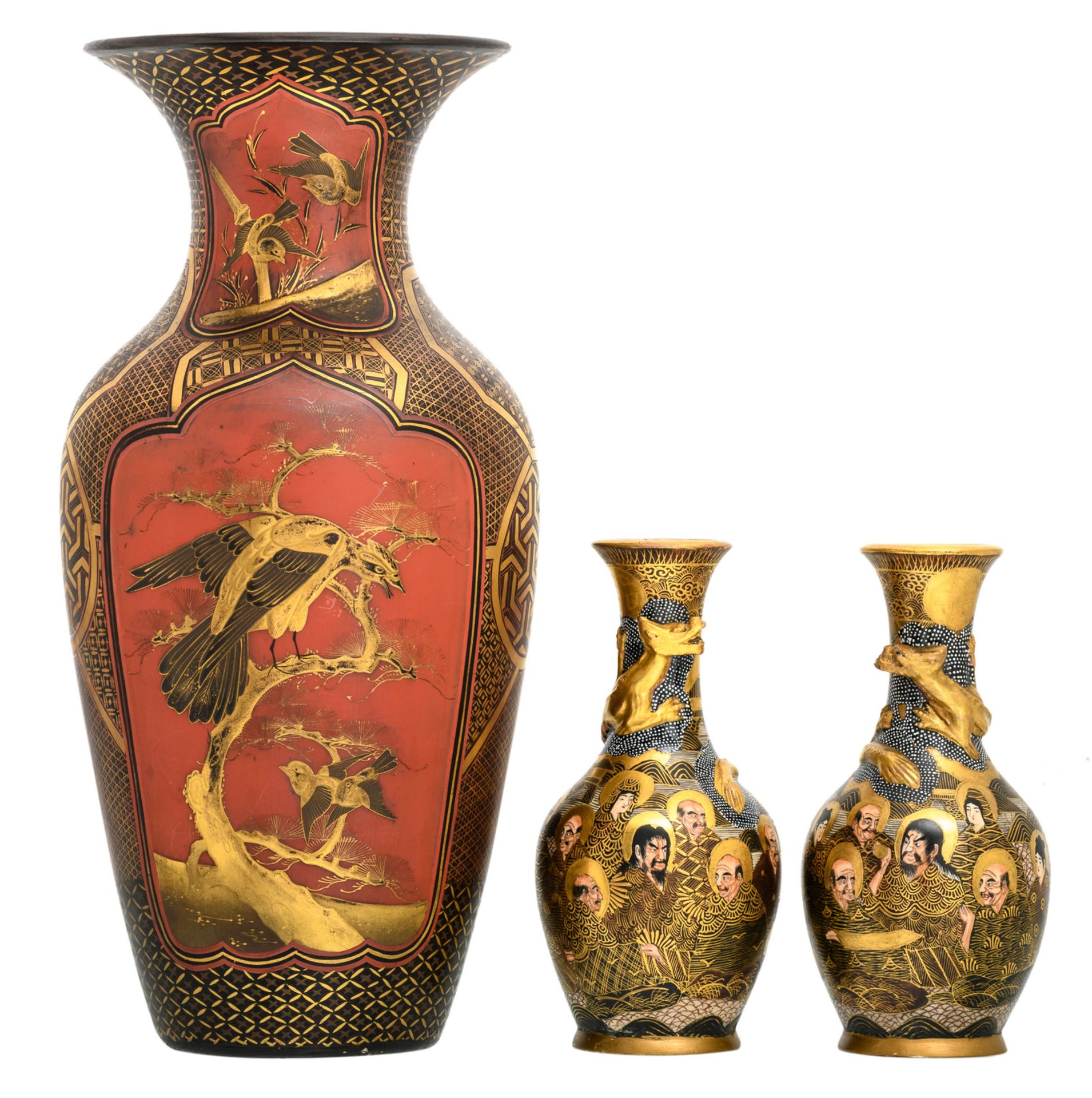 A Japanese red lacquered and gilt decorated vase, the roundels with birds and flower branches, - Bild 2 aus 13