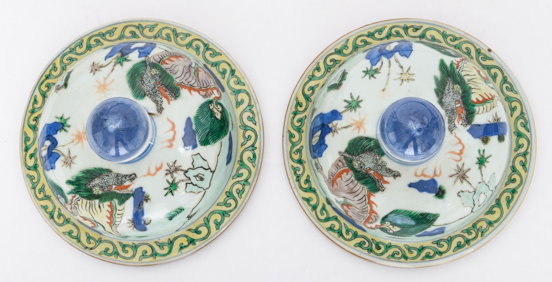 A pair of Chinese wucai overall floral decorated vases and covers with Fu lions, 17th/18thC, H 37, - Image 7 of 8