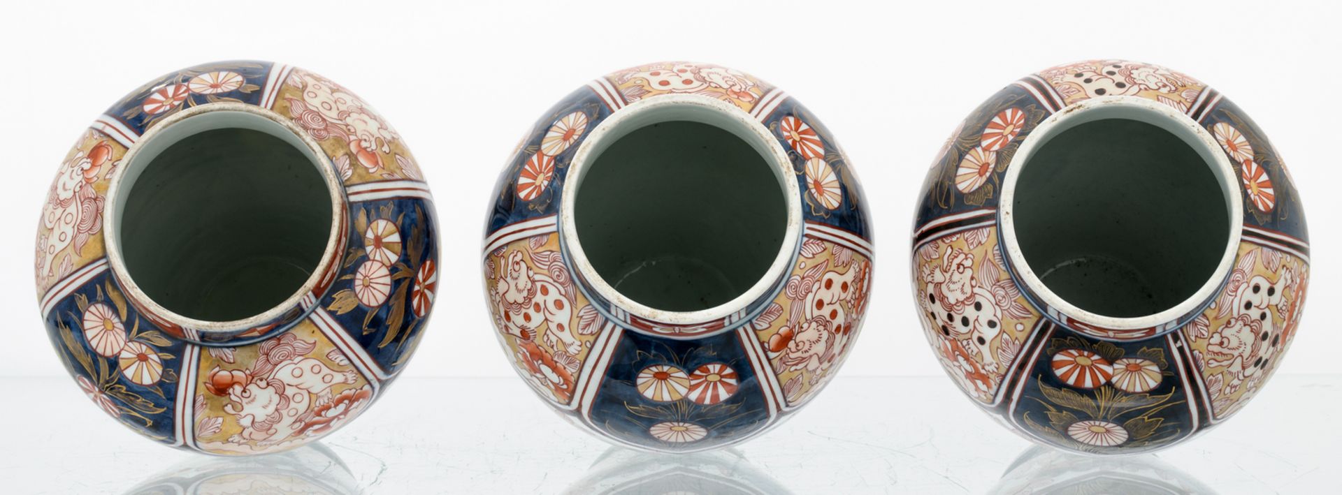 A Japanese Imari five-piece garniture, late Edo period, 19thC, H 27 - 42 cm - Image 5 of 10