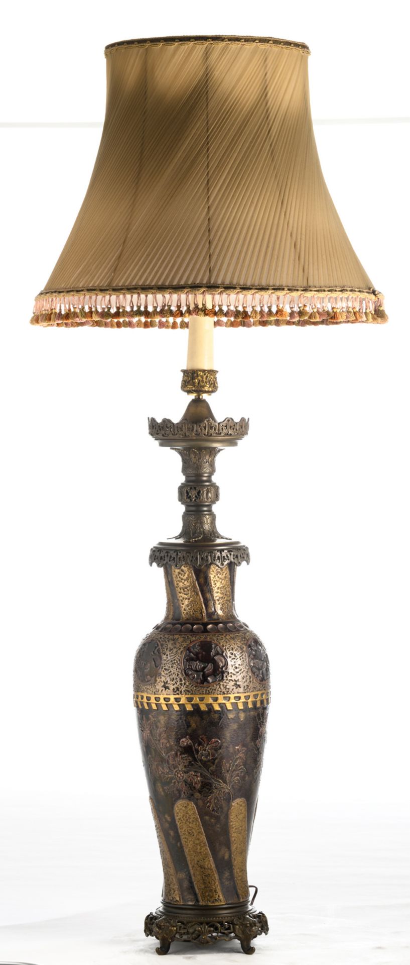 An early 20thC French Historism manganese and gold glazed earthenware lamp with brass mounts, H - Bild 4 aus 7