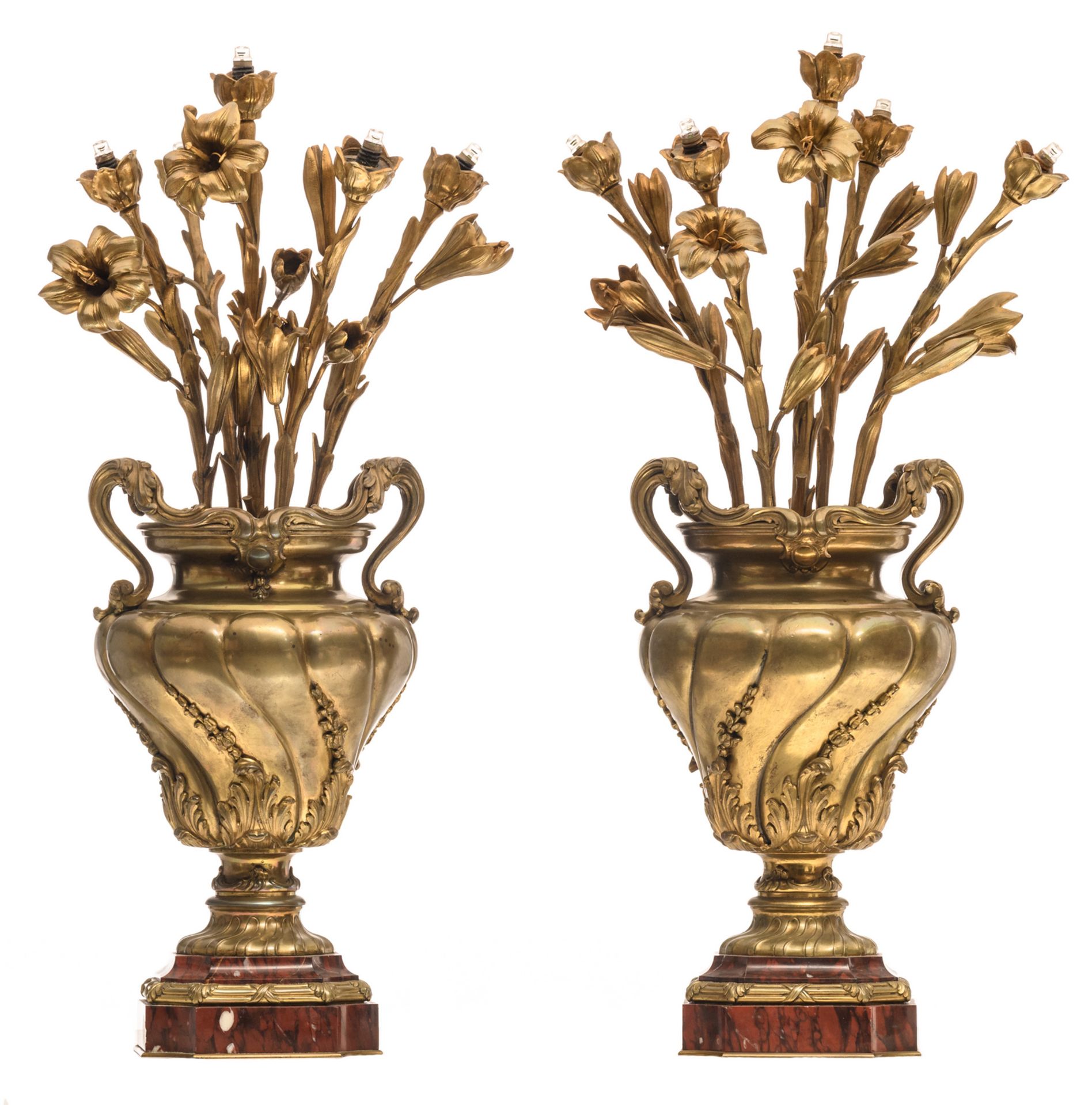 Two Belle Époque table lamps in the shape of a vase with a bouquet, bronze on a marble base, H 70