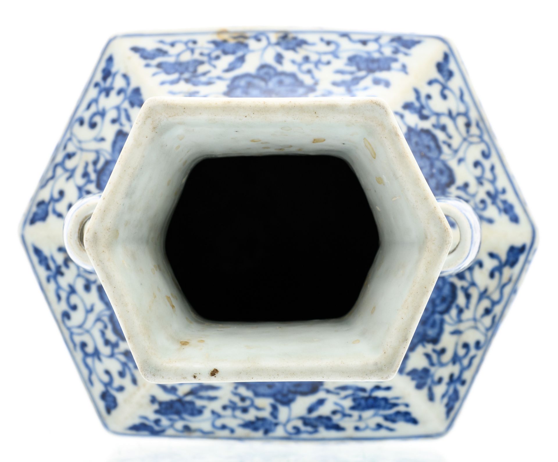 A fine Chinese blue and white floral decorated Hu vase with lotus flowers, Qianlong marked, 18/ - Image 5 of 6