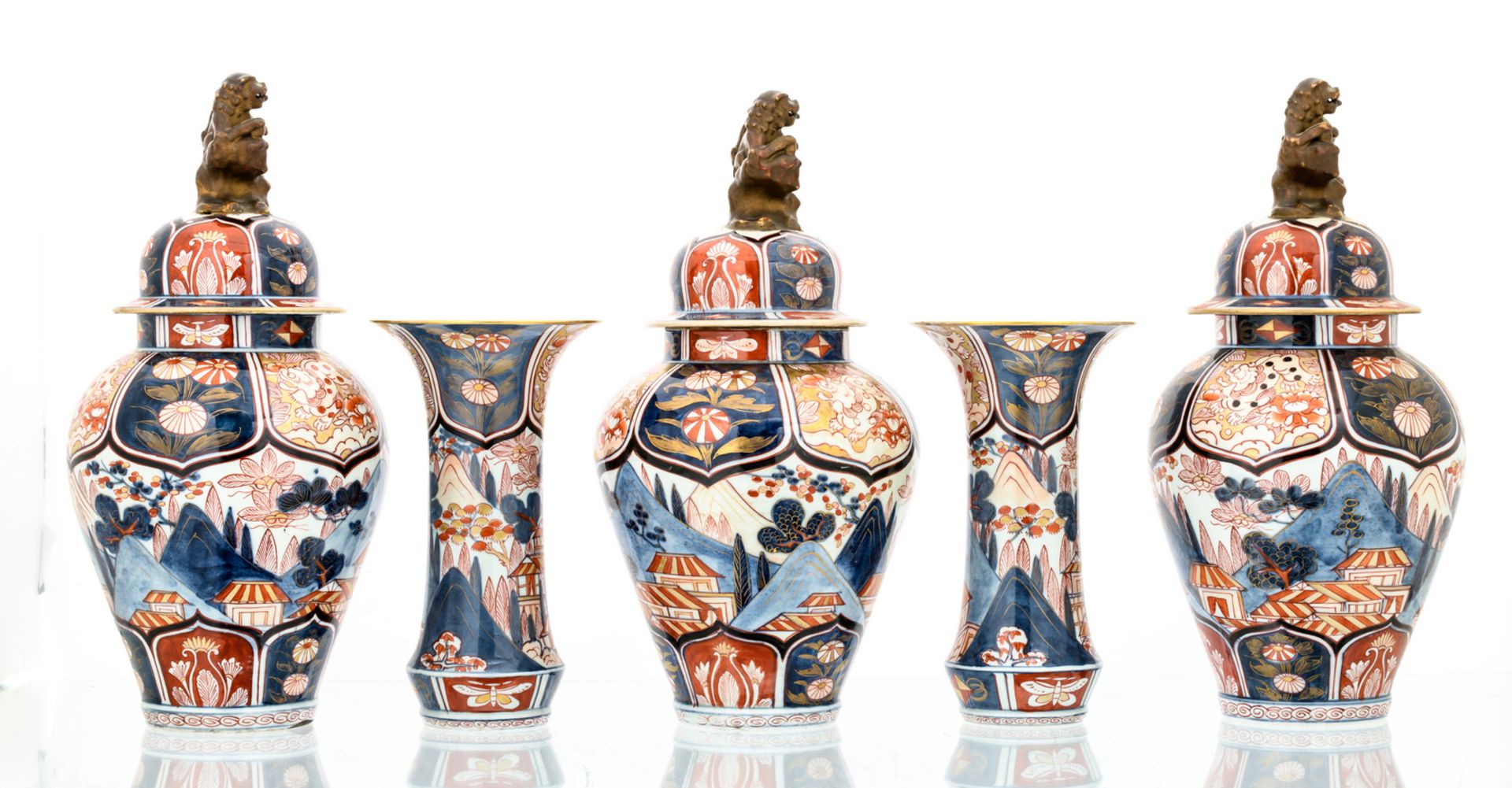 A Japanese Imari five-piece garniture, late Edo period, 19thC, H 27 - 42 cm - Image 4 of 10