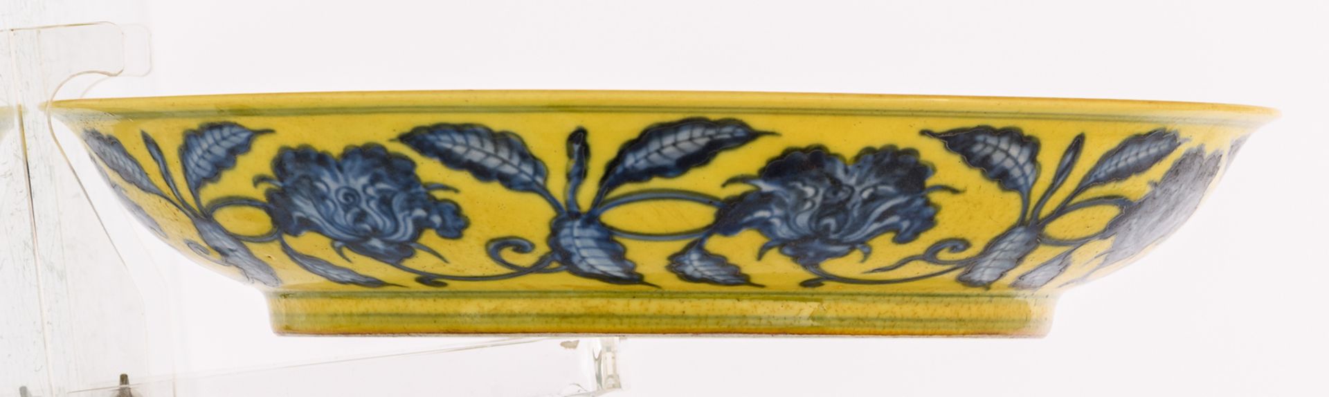 A Chinese yellow ground dish with cobalt blue floral underglaze decoration, with a Hongzhi mark, H - Image 3 of 3