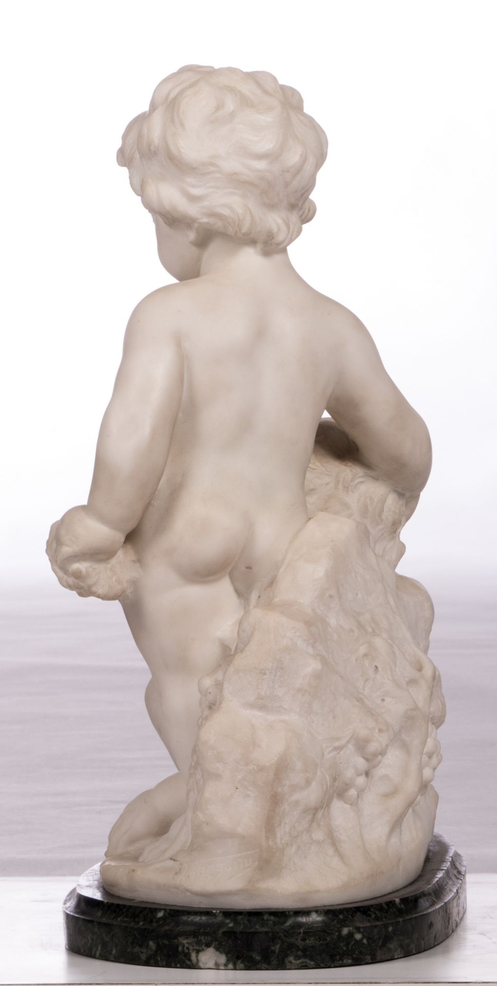 Unsigned, two young bacchants, white Carrara marble on a vert de mer marble base, H 54 - W 53 cm - Bild 2 aus 5