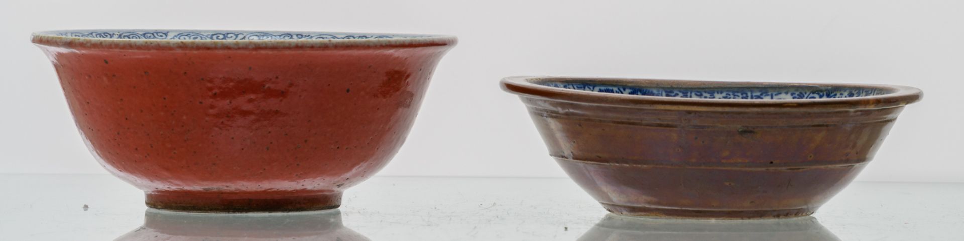Two Chinese blue and white floral decorated bowls, the outside brown / red glazed, H 8 - 11,5 - ø - Image 7 of 7