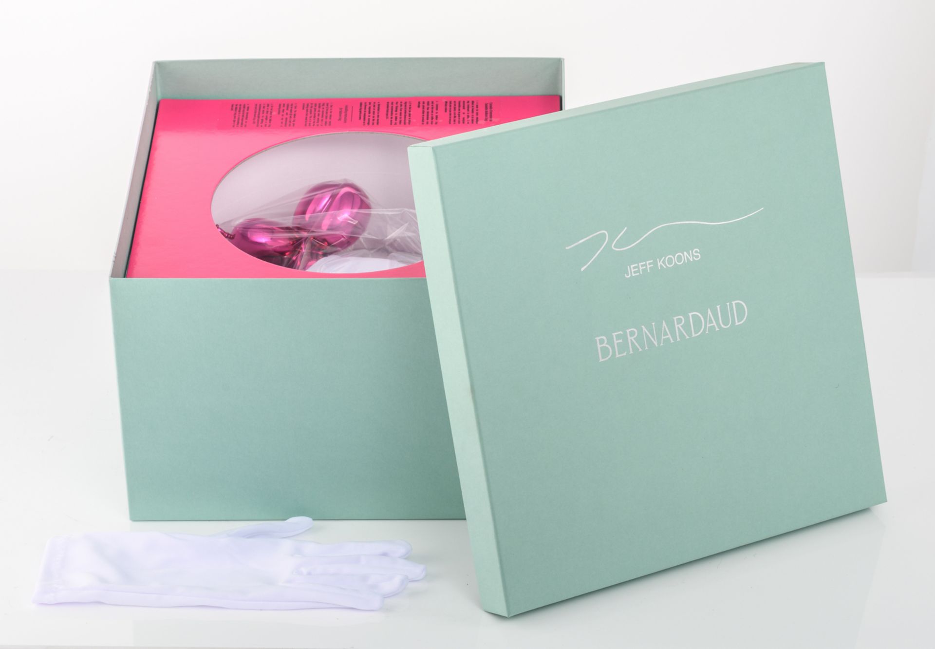 Koons J., 'Magenta Balloon Dog', produced by Bernardaud, in the original box - Bild 2 aus 3