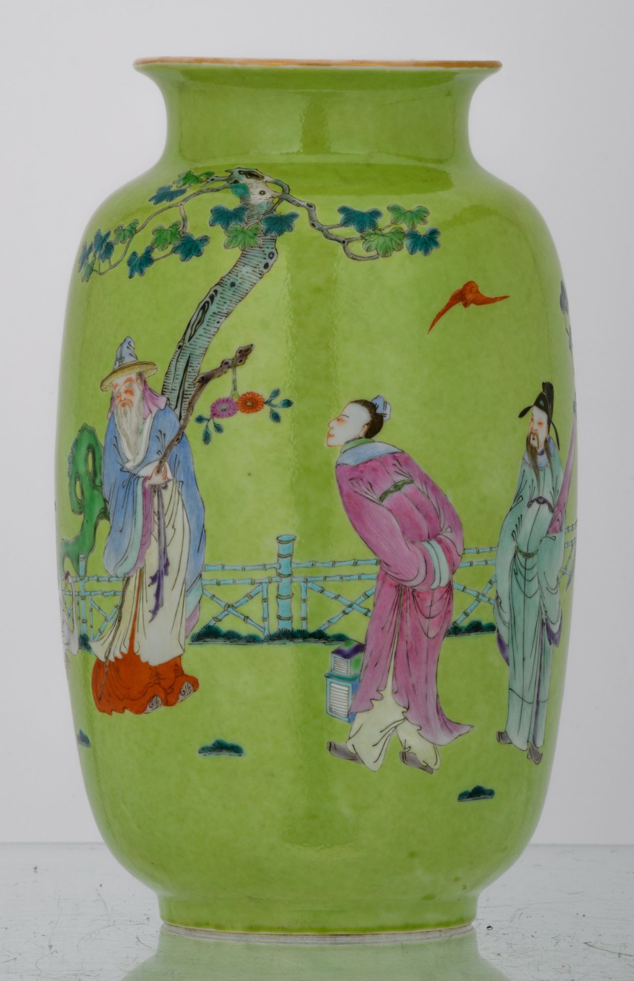 A Chinese lime-green ground decorated vase with savants in a garden, with a Yongzheng mark, H 29 cm - Bild 3 aus 7