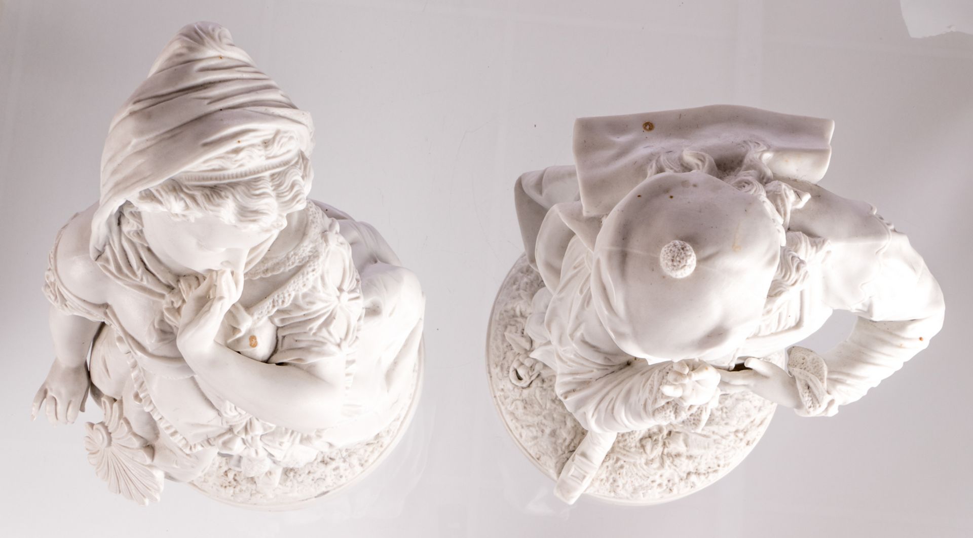 An elegant presumably French biscuit couple, third quarter of the 19thC, H 70,5 cm - Image 6 of 7