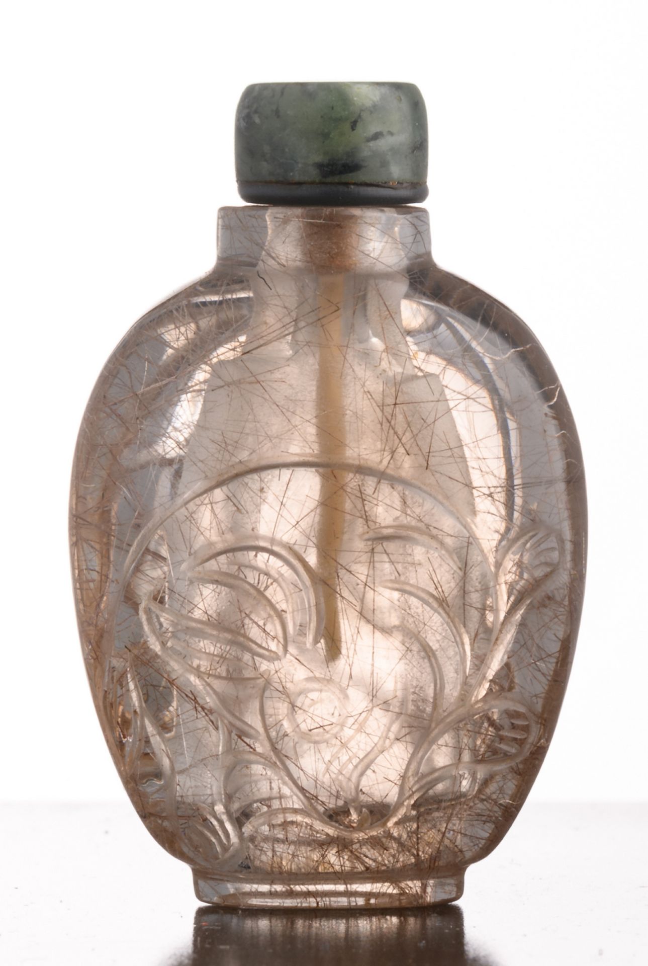 A Chinese carved rock crystal snuff bottle, decorated with rabbits, with spinach jade stopper, - Bild 2 aus 7