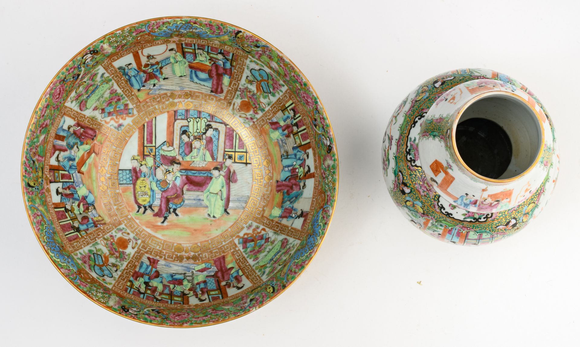 A Chinese Canton floral decorated bowl, the roundels with various court scenes, 19thC, H 14,5 - ø 37 - Bild 6 aus 7