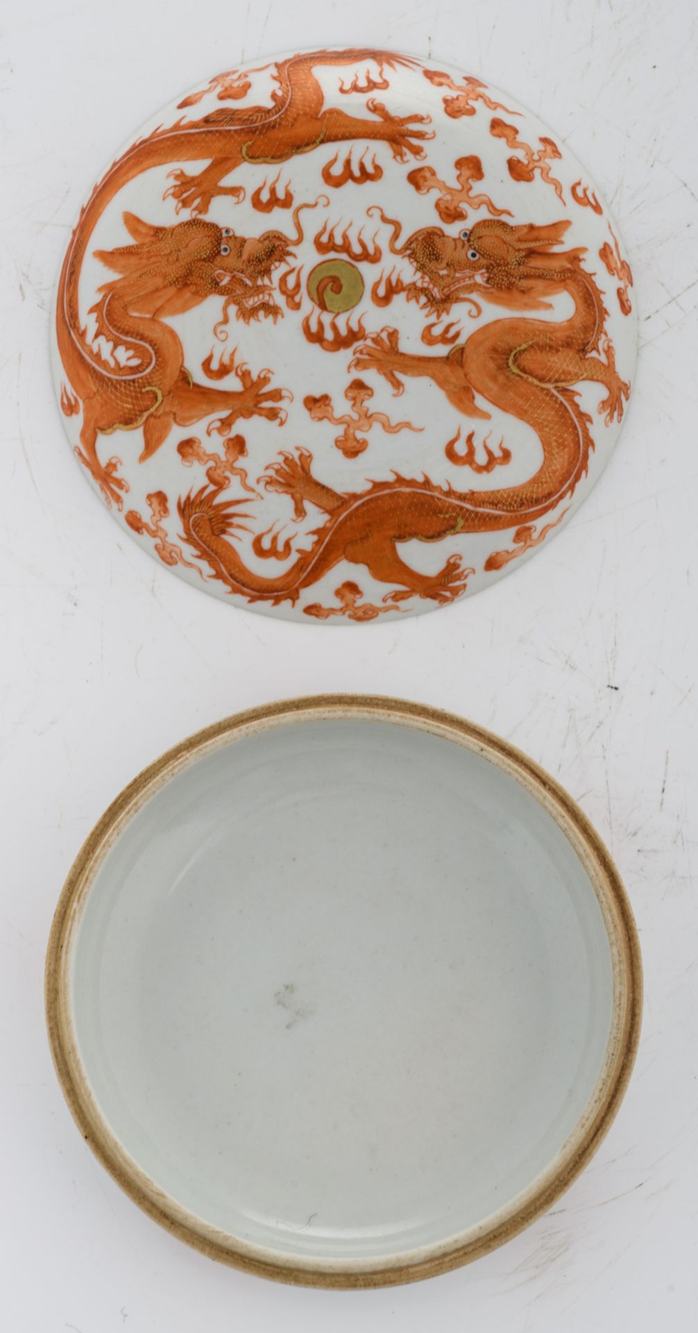 A Chinese iron red dragon decorated seal paste box and cover, with a Qianlong mark, and two - Bild 15 aus 16