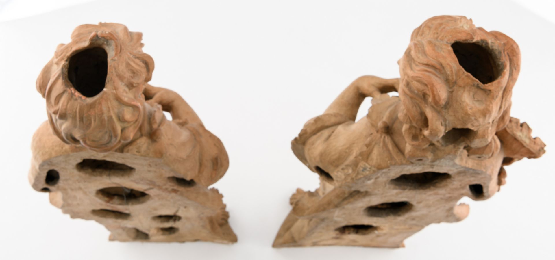 A pair of (18thC) terracotta garden statues, the reverse flattened, H 96,5 - 99,5 cm - Bild 5 aus 7