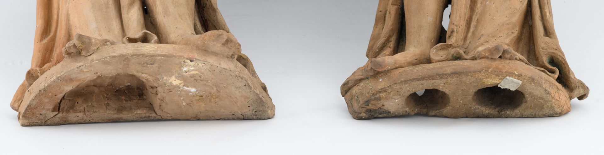 A pair of (18thC) terracotta garden statues, the reverse flattened, H 96,5 - 99,5 cm - Bild 6 aus 7