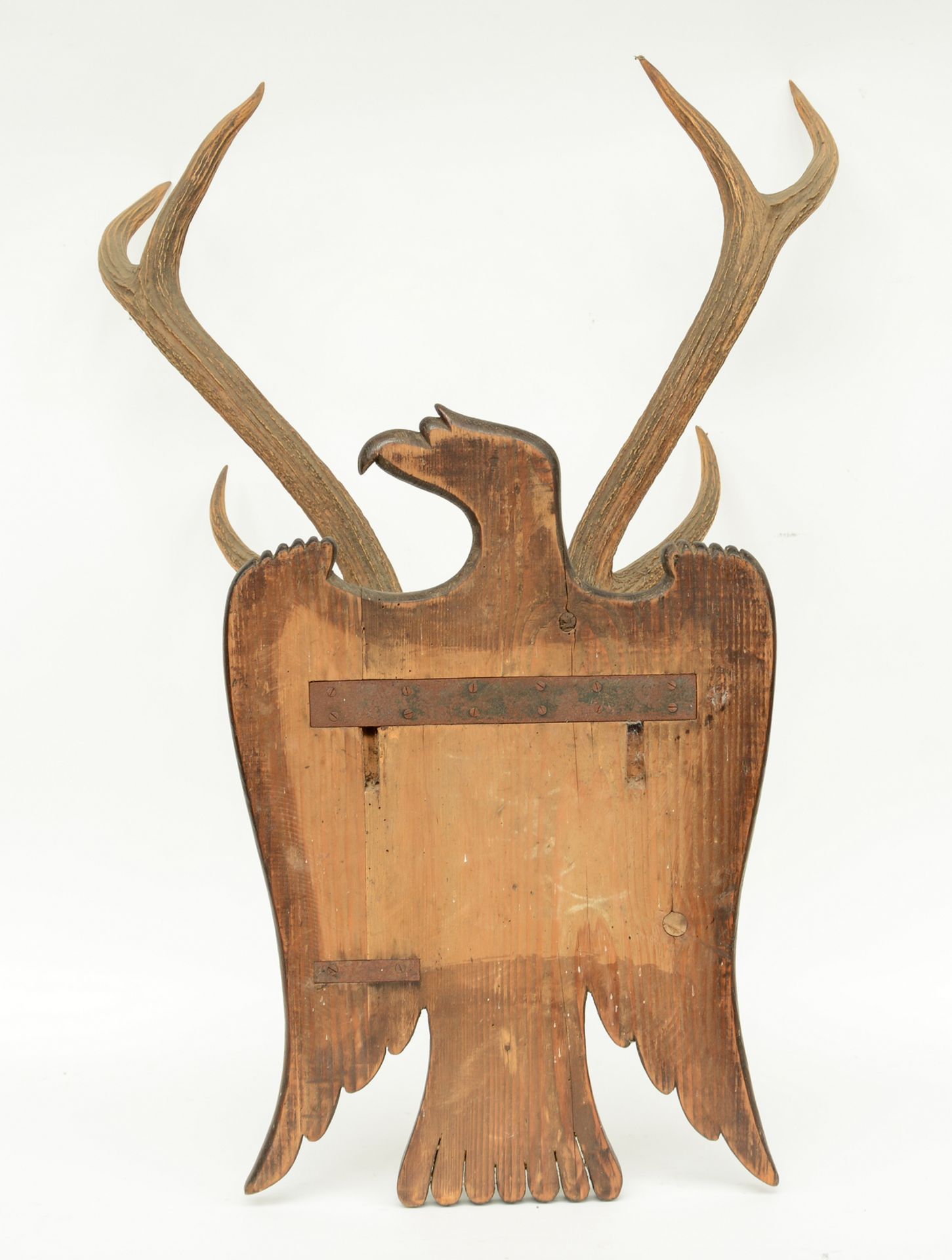 A hunting trophy with an eagle shaped frame, H 83,5 - W 58 cm - Bild 2 aus 2