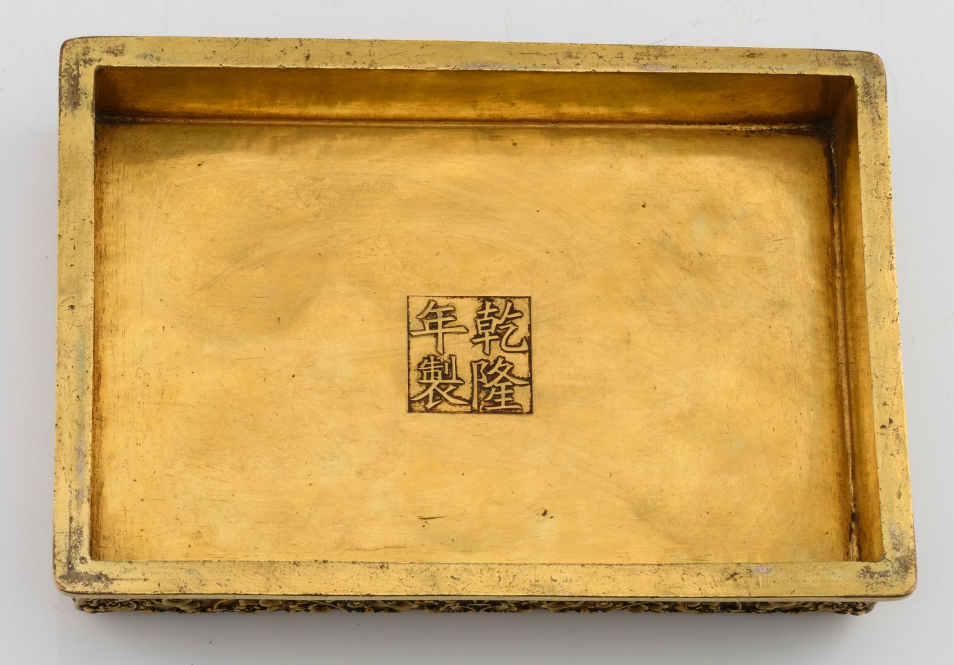 A fine Chinese basso relievo worked bronze three-part collector’s box and cover with inside a - Bild 7 aus 12