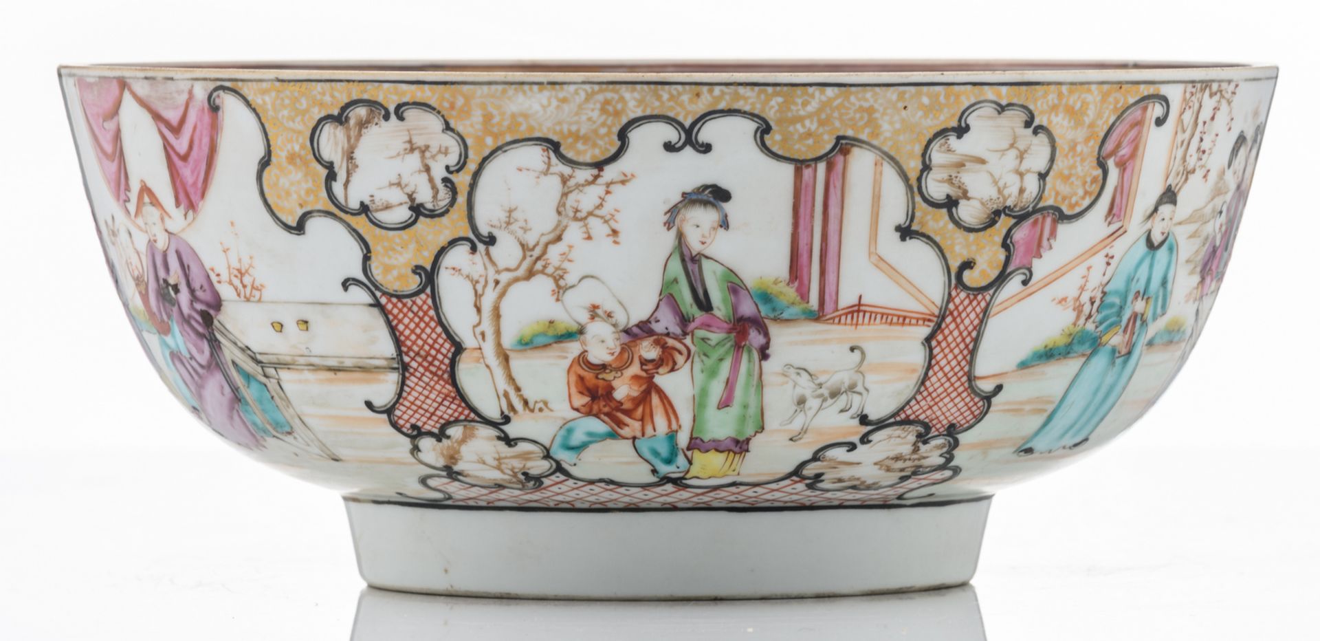 A Chinese export famille rose mandarin bowl, the roundels decorated with animated scenes, 18thC, ø - Bild 4 aus 7