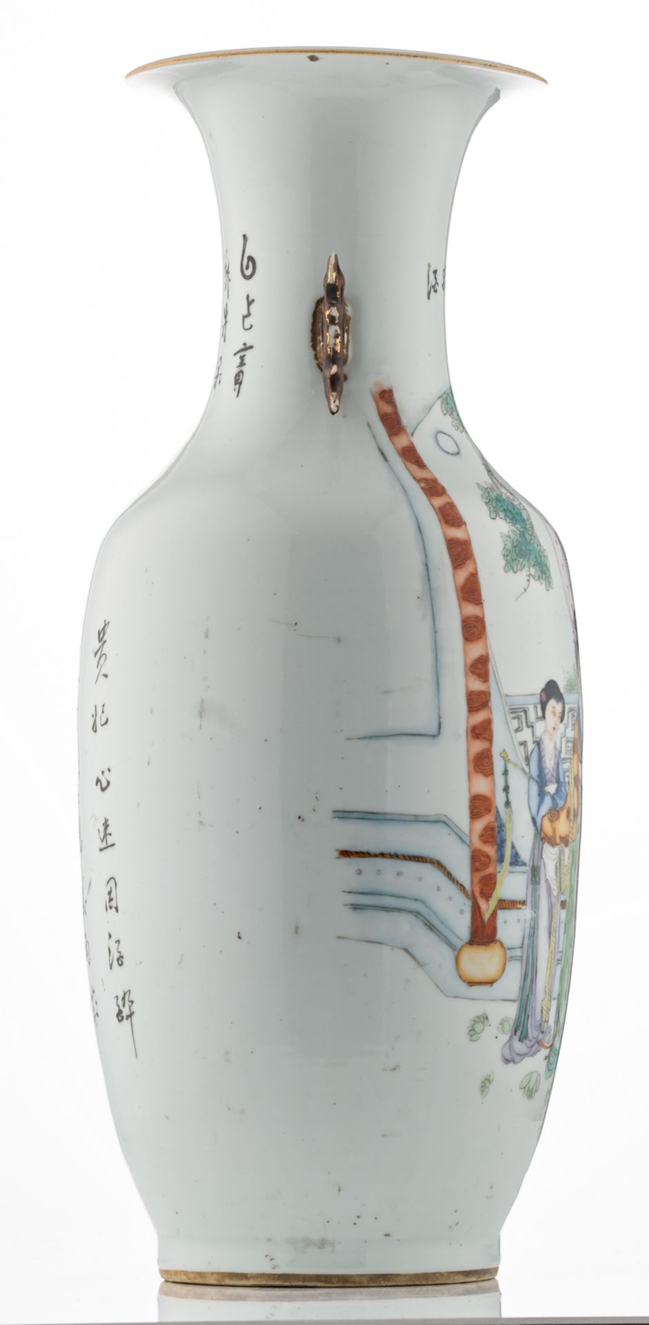 A Chinese famille rose decorated vase with court ladies in a garden and calligraphic texts, H 59 cm - Bild 4 aus 6