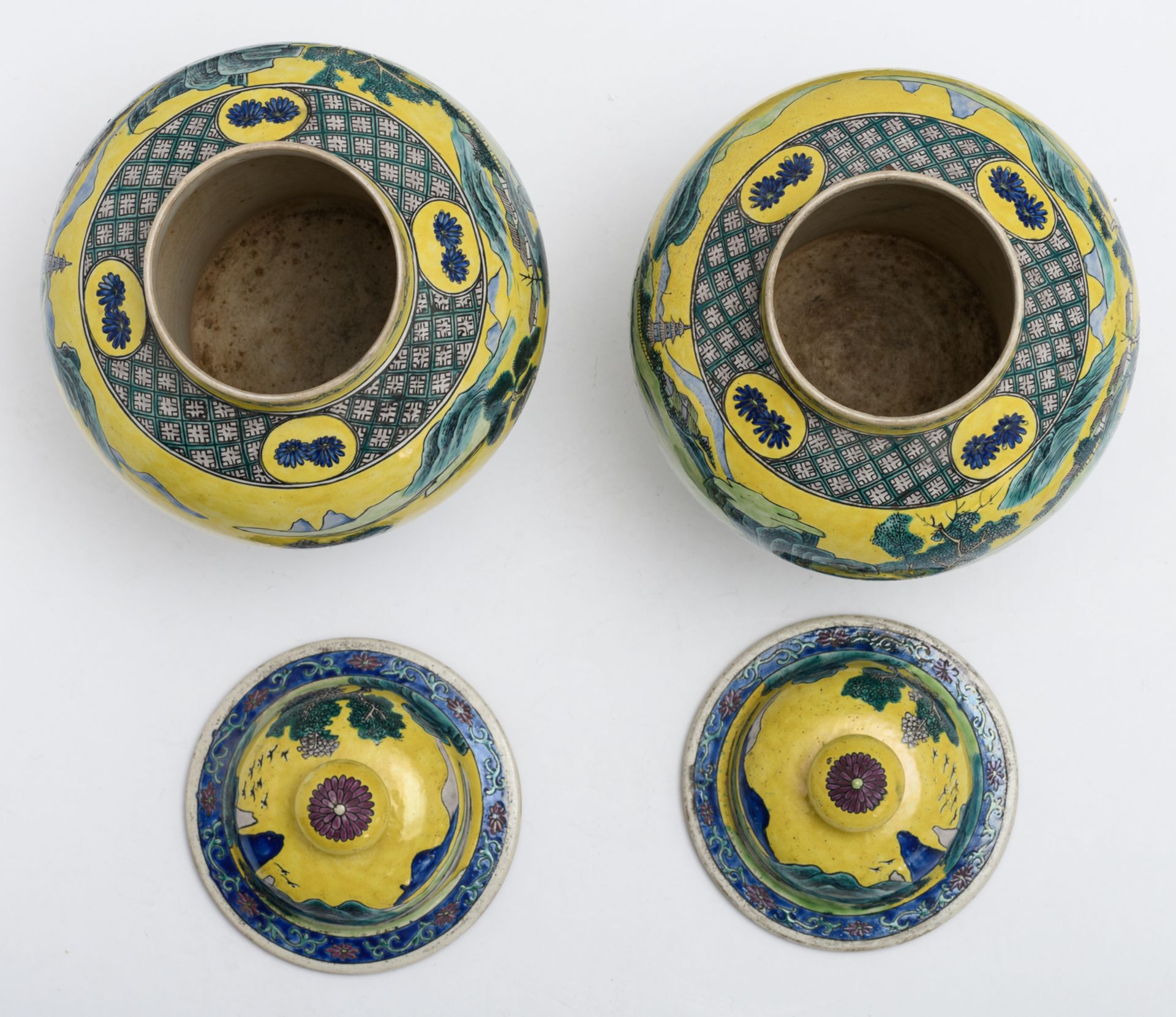 A pair of Chinese yellow ground polychrome vases and covers, overall decorated with figures in a - Bild 5 aus 6