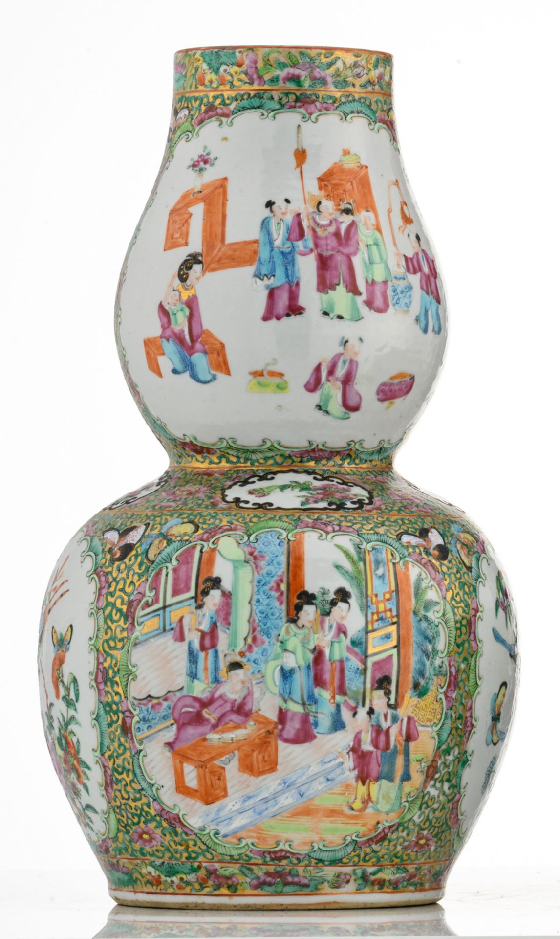 A Chinese Canton floral decorated double gourd vase, the roundels with various court scenes, - Bild 2 aus 7