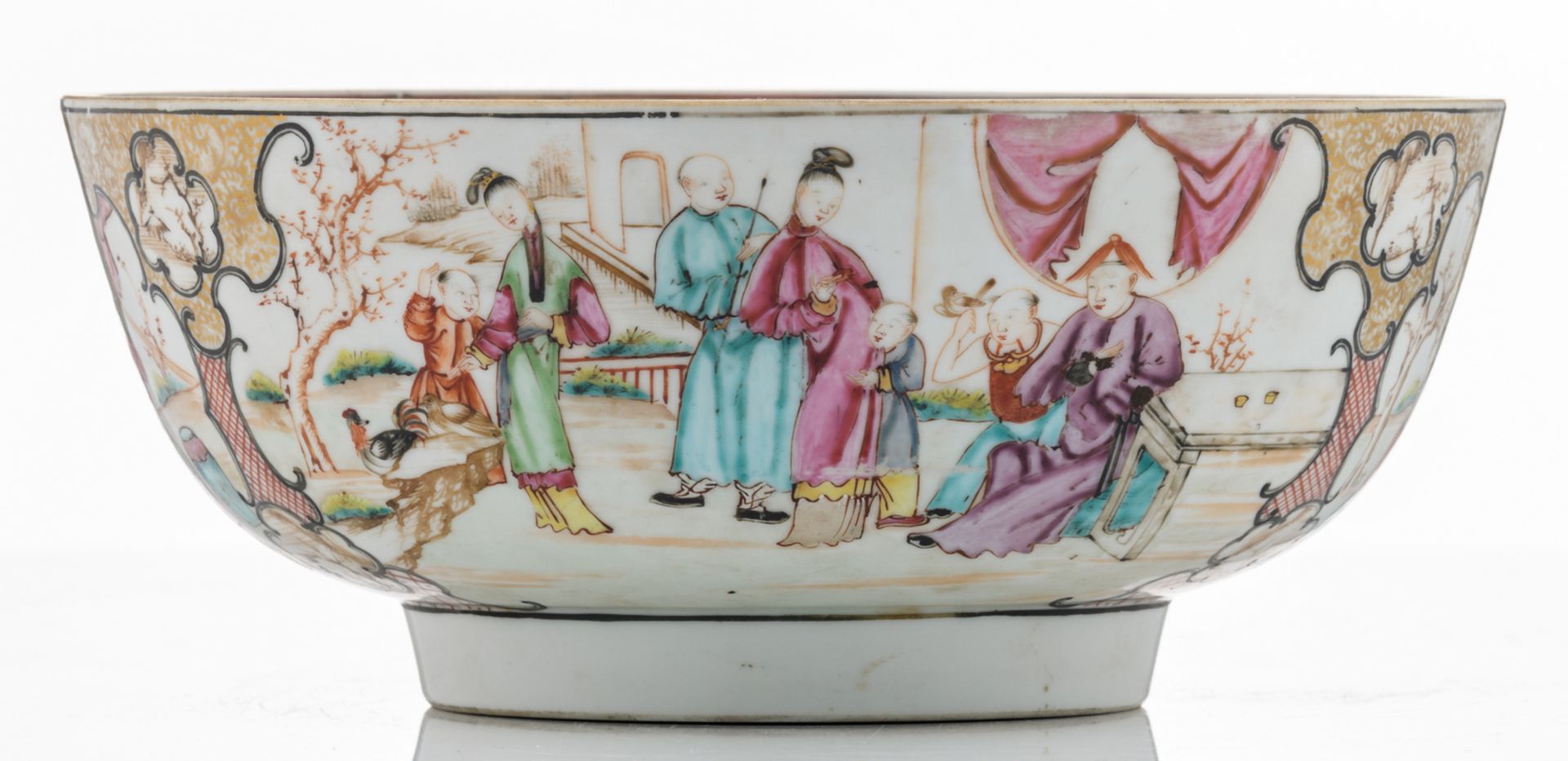 A Chinese export famille rose mandarin bowl, the roundels decorated with animated scenes, 18thC, ø - Bild 7 aus 7